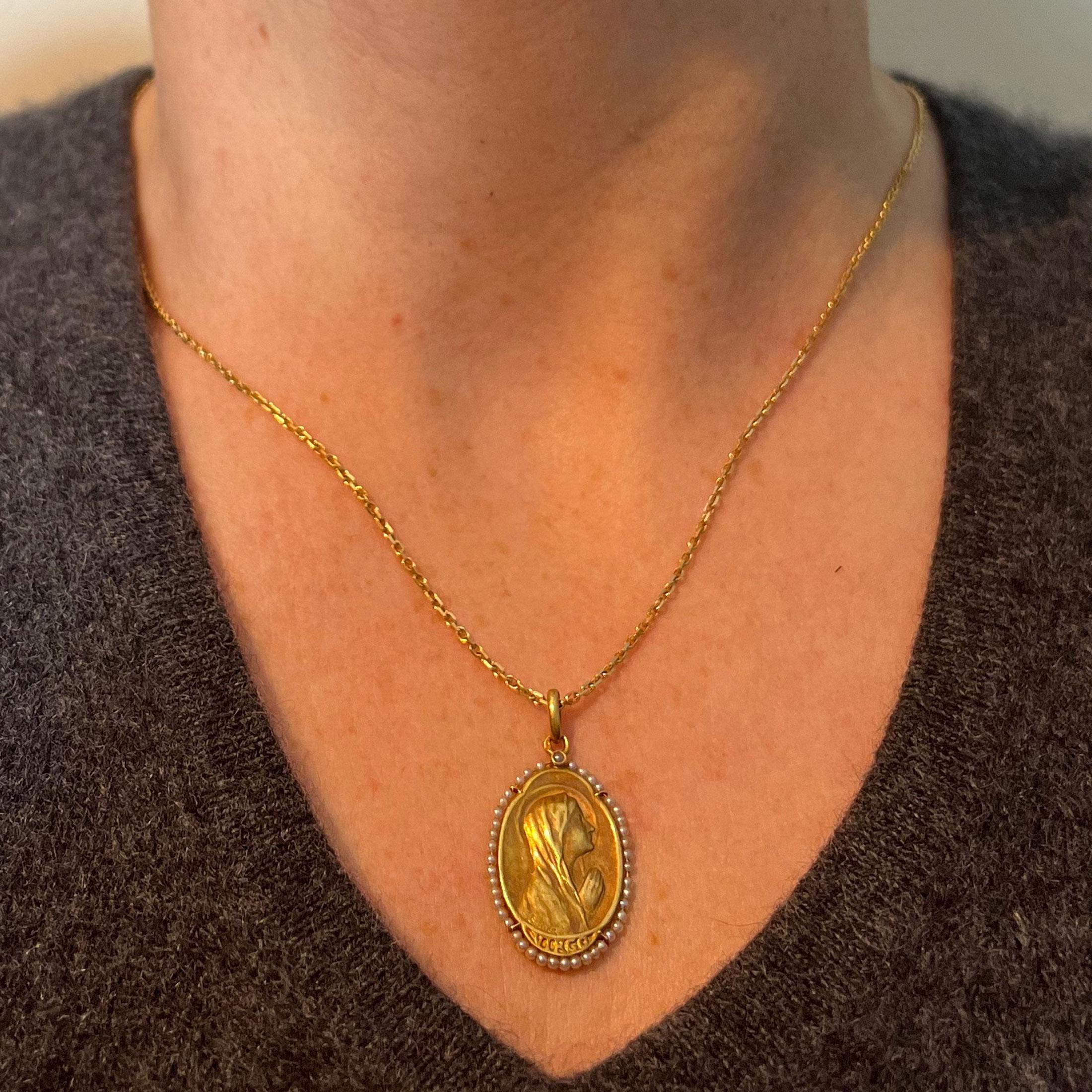 Antique French Sellier Pendentif Médaille Vierge Marie en or jaune 18K avec perles de rocaille Bon état - En vente à London, GB