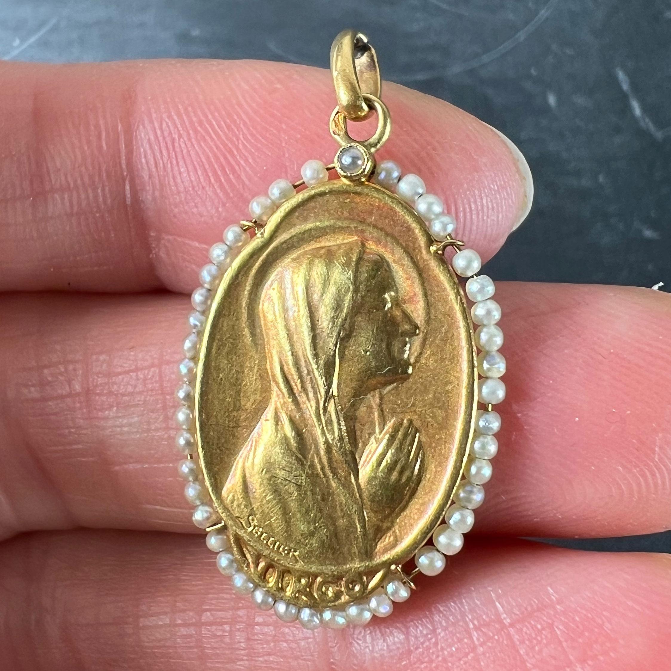 Antique French Sellier Pendentif Médaille Vierge Marie en or jaune 18K avec perles de rocaille Pour femmes en vente