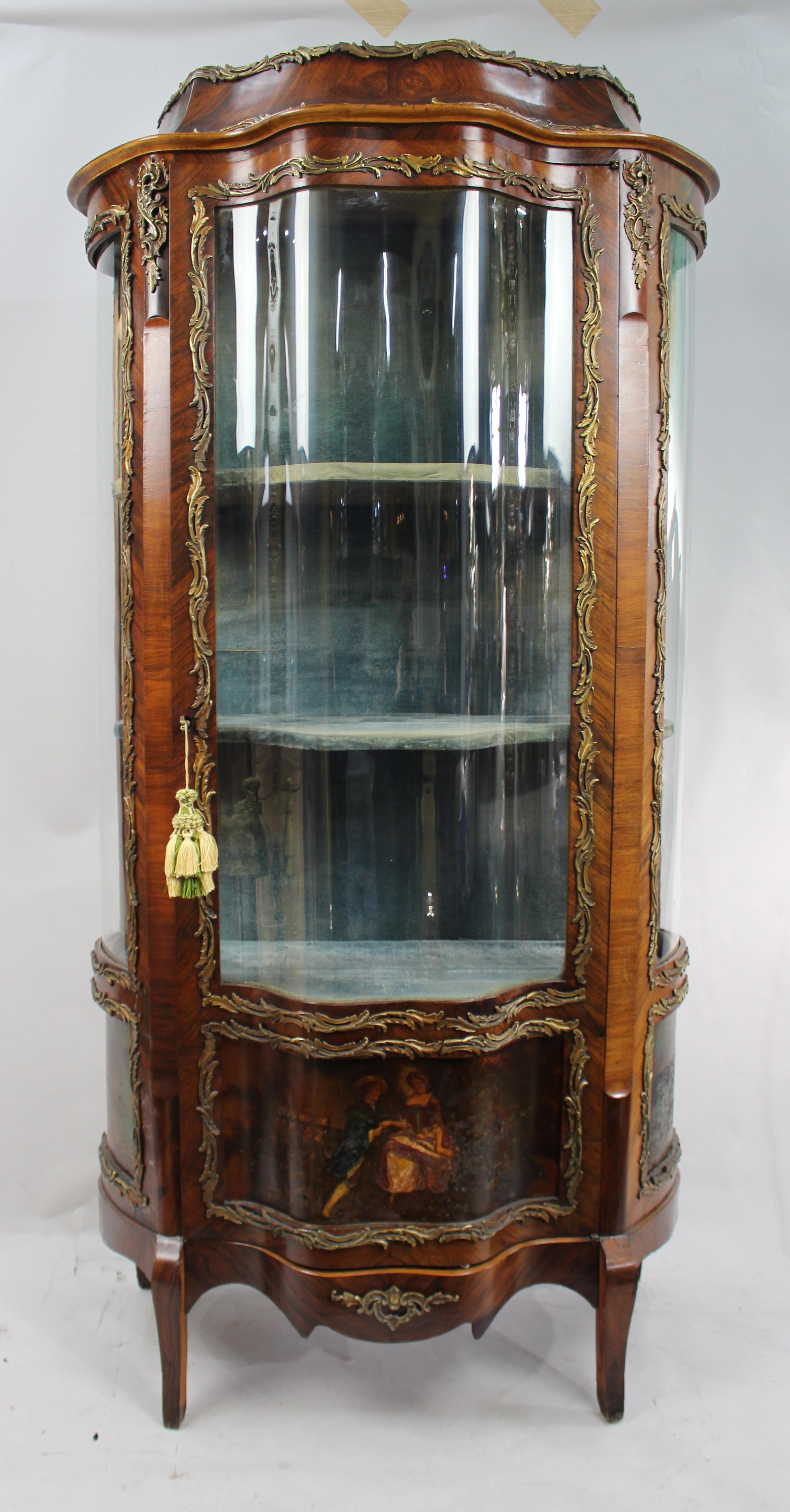 Antique French Serpentine Vernis Martin Display Cabinet – 19th Century

An elegant 19th-century French serpentine display cabinet featuring intricate Vernis Martin lacquer panels. The cabinet is crafted in a serpentine shape, with gilt-bronze ormolu