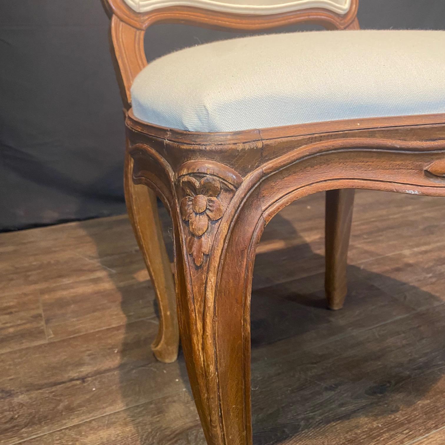 Milieu du XXe siècle Antique French Set of 6 Louis XV Dining Chairs with New Upholstery en vente