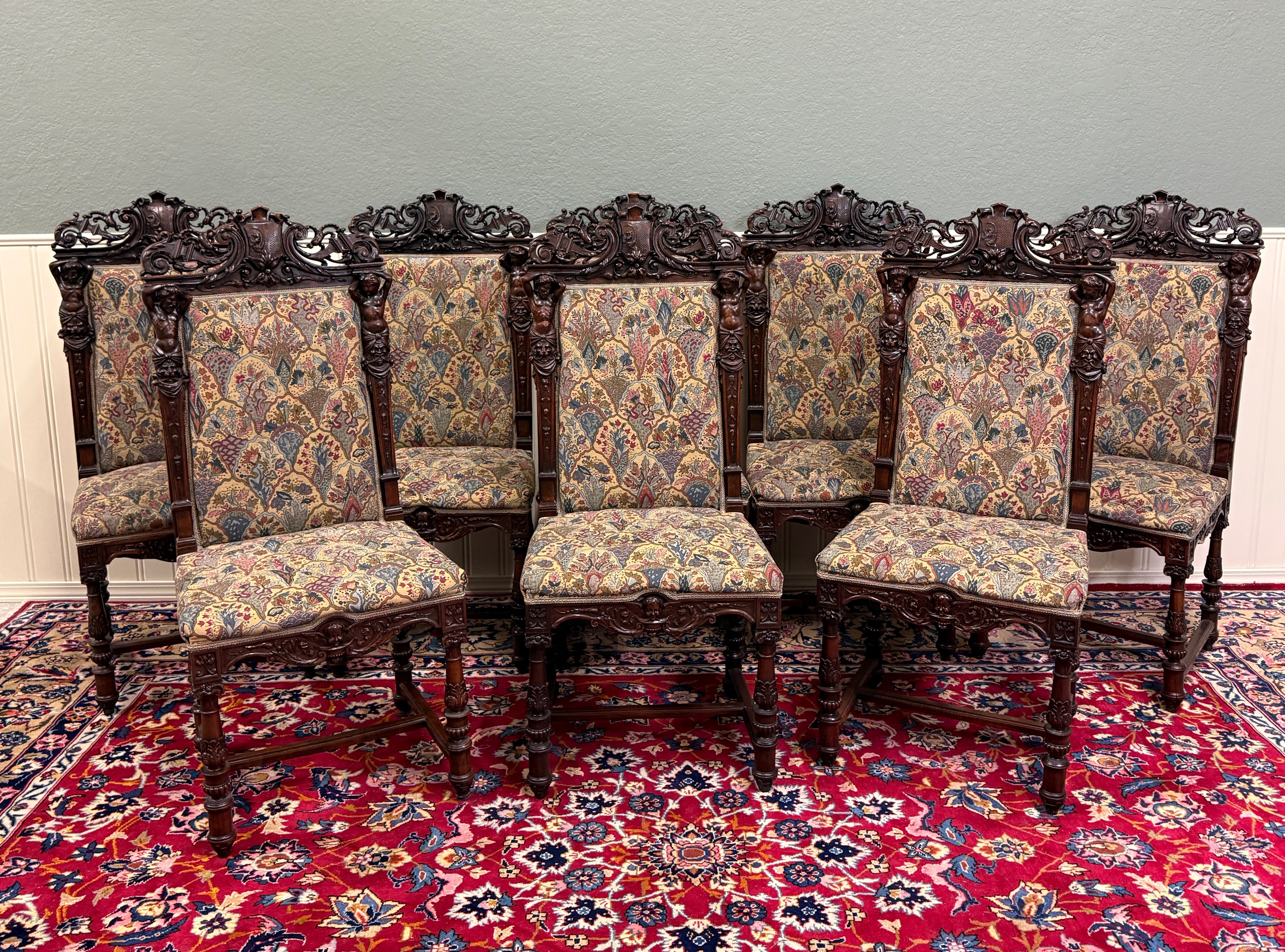 STUNNING Antique French SET OF 8 Renaissance Revival Walnut Upholstered Exquisitely Carved Dining Chairs~~c. 1880s

SUPERBO stile francese~~STATUALMENTE incastonato con angeli e cherubini altamente intagliati, cartiglio del leone e intagli