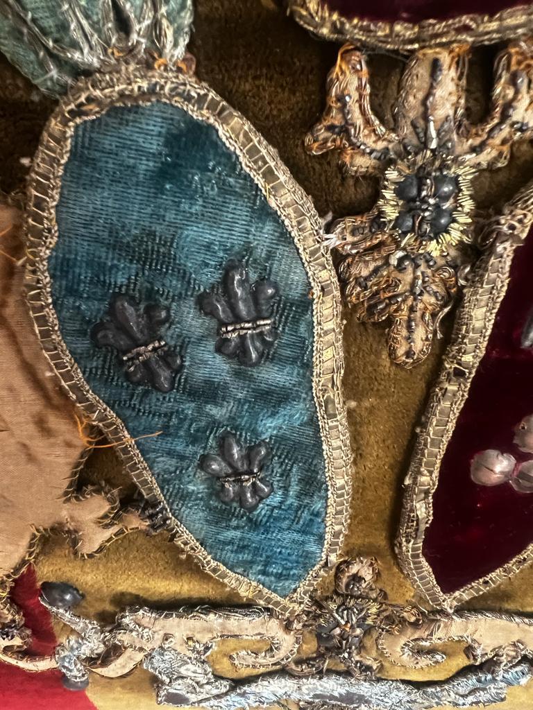 Français  Antiquity French Set of Five 17th-19th Century Red Velvet and 4 Aubusson Pillows (Ensemble de cinq oreillers en velours rouge et quatre oreillers d'Aubusson du 17e au 19e siècle)  en vente