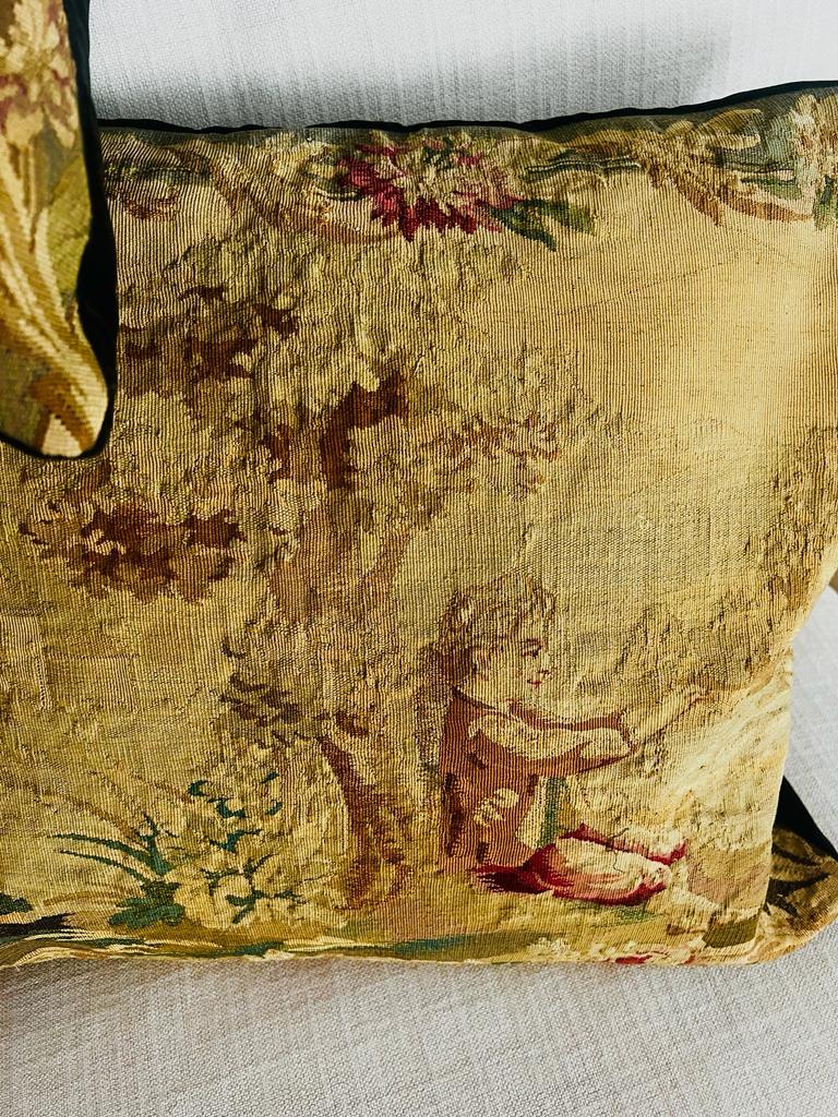 XVIIIe siècle et antérieur  Antiquity French Set of Five 17th-19th Century Red Velvet and 4 Aubusson Pillows (Ensemble de cinq oreillers en velours rouge et quatre oreillers d'Aubusson du 17e au 19e siècle)  en vente