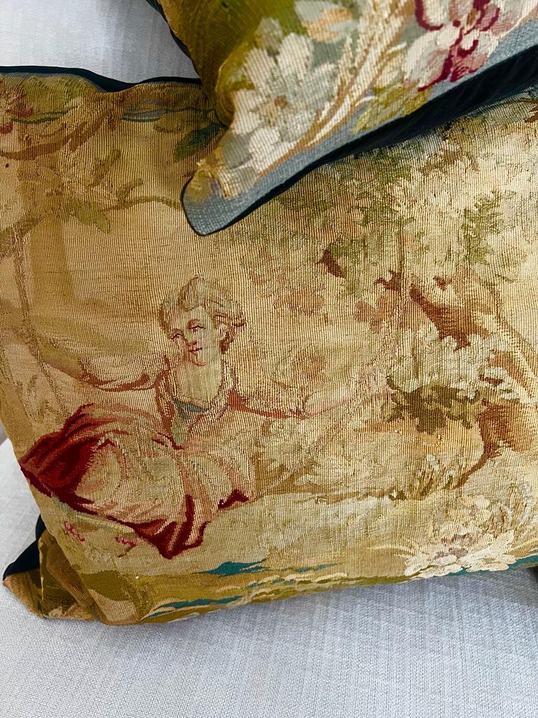  Antiquity French Set of Five 17th-19th Century Red Velvet and 4 Aubusson Pillows (Ensemble de cinq oreillers en velours rouge et quatre oreillers d'Aubusson du 17e au 19e siècle)  en vente 1