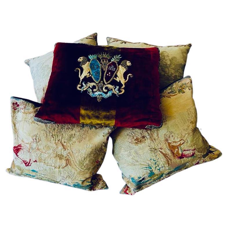  Antiquity French Set of Five 17th-19th Century Red Velvet and 4 Aubusson Pillows (Ensemble de cinq oreillers en velours rouge et quatre oreillers d'Aubusson du 17e au 19e siècle)  en vente