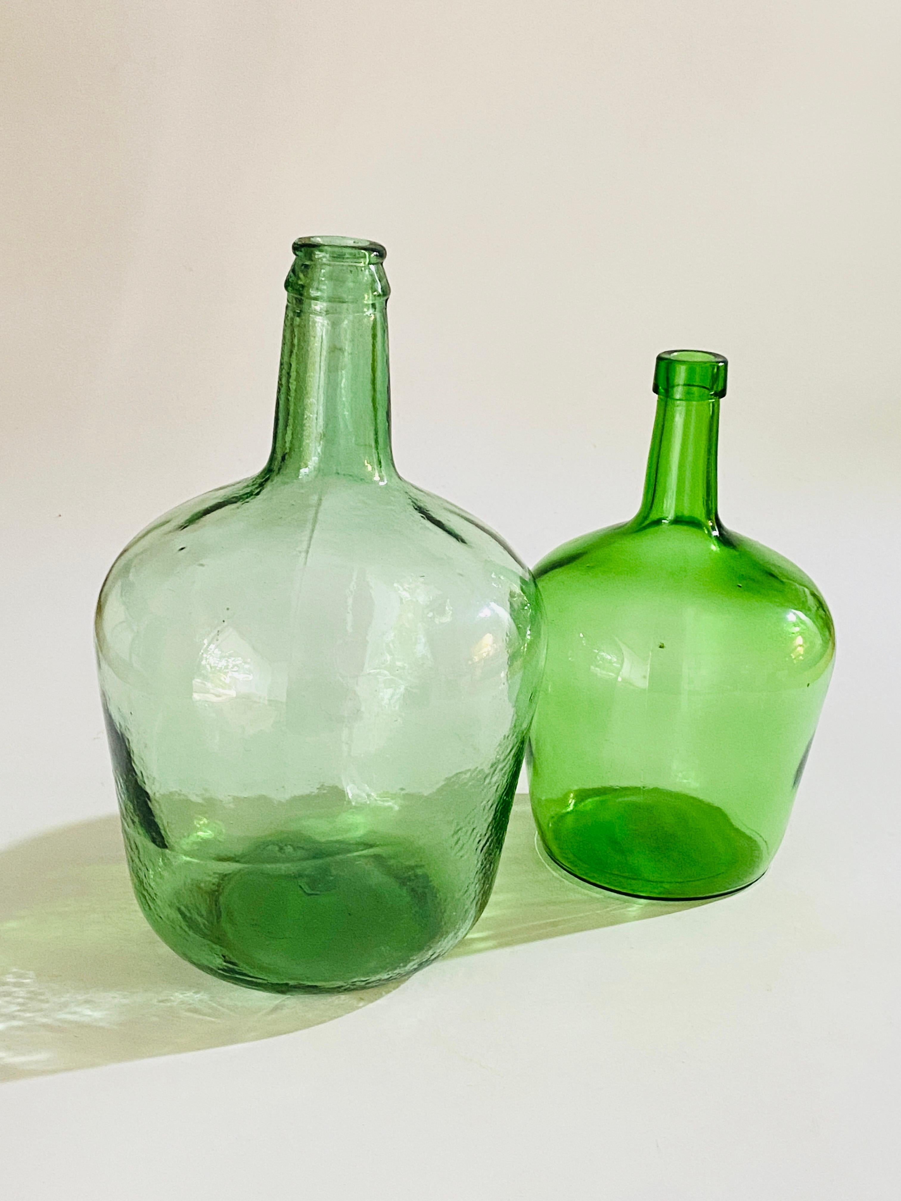 Antiguo juego francés de dos botellas de vidrio de color verde procedentes de Francia, hacia 1950 en venta 1