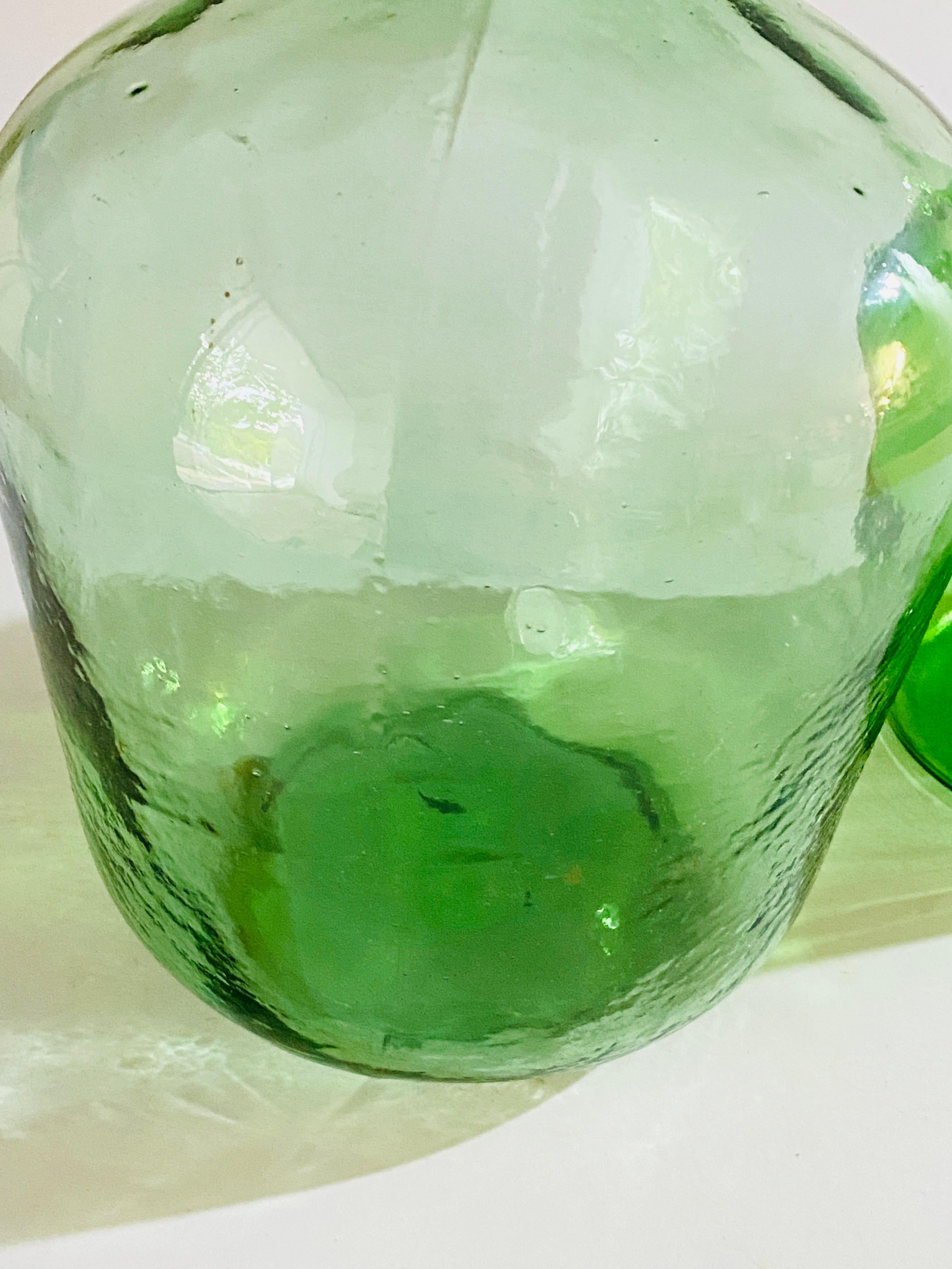 Antiker französischer Satz von zwei Glasflaschen grüner Farbe aus Frankreich, um 1950 im Zustand „Gut“ im Angebot in Auribeau sur Siagne, FR