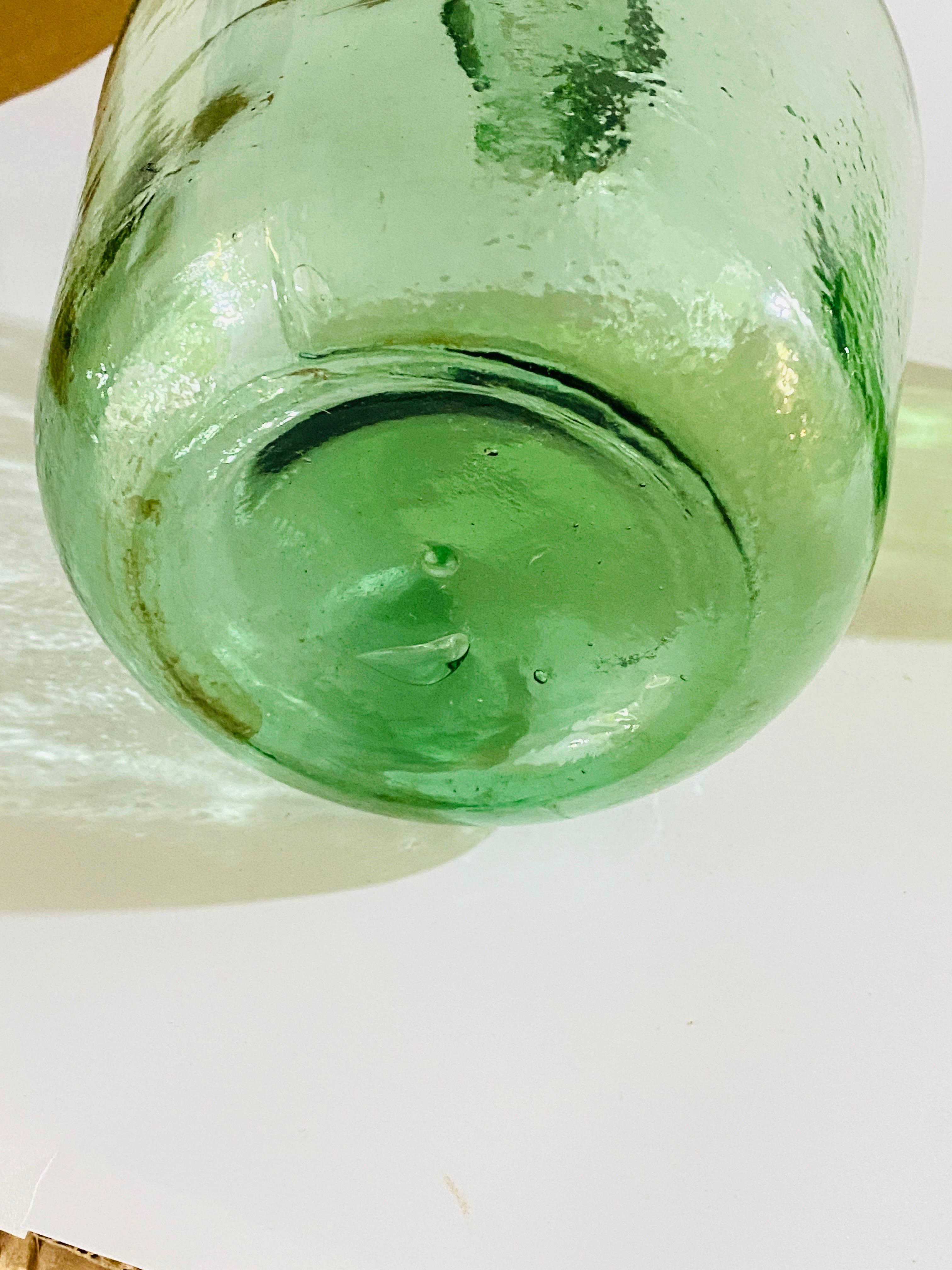 Antiker französischer Satz von zwei Glasflaschen grüner Farbe aus Frankreich, um 1950 (Mitte des 20. Jahrhunderts) im Angebot