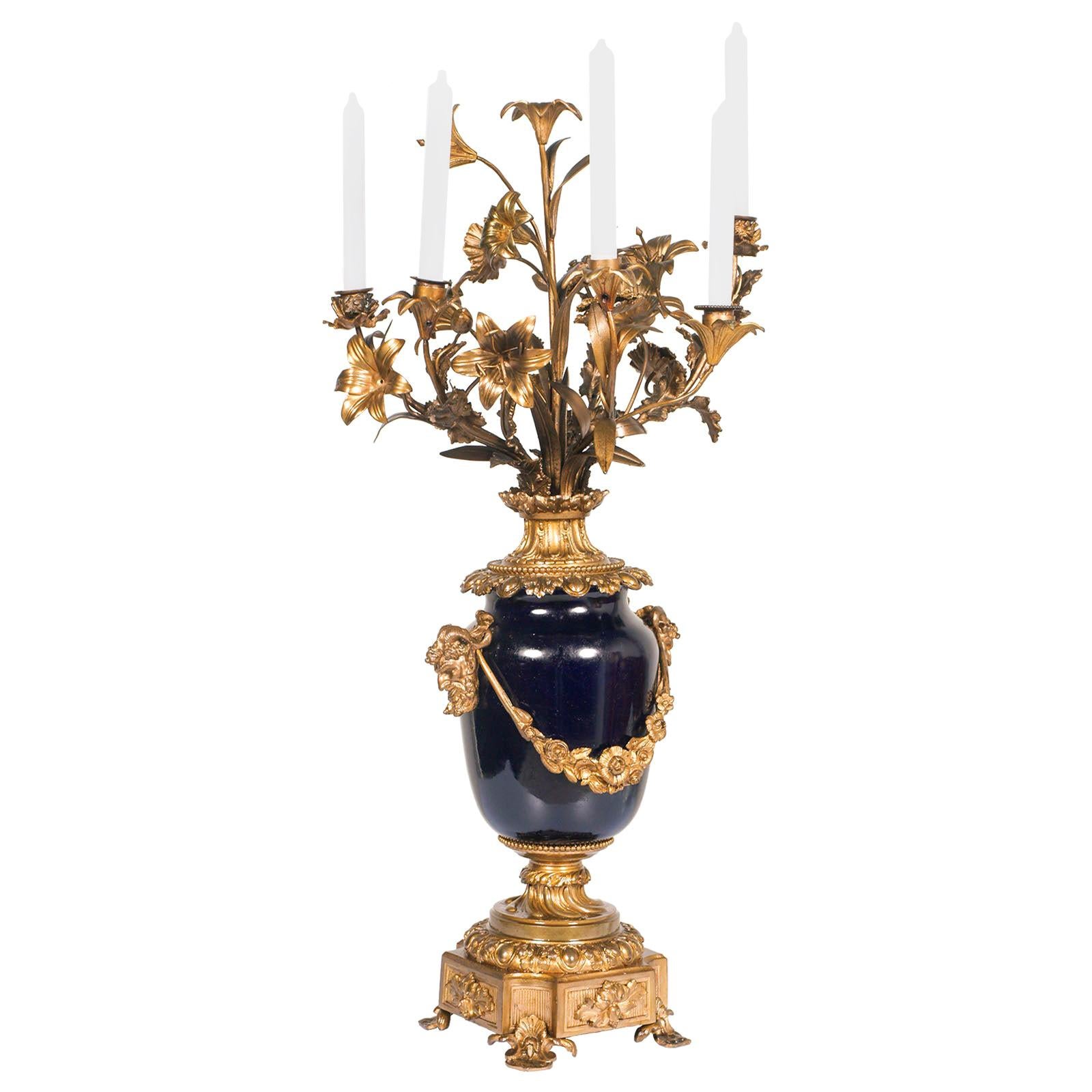 Antike Französisch Sèvres Blau Kobalt Porzellan, vergoldete Bronze Leuchter Centerpiece im Angebot
