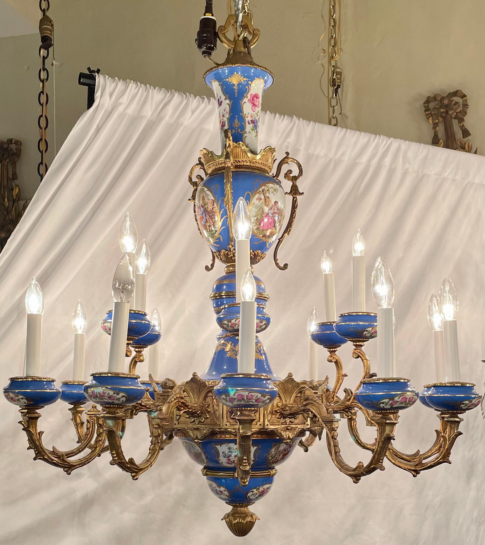 Lustre ancien en porcelaine bleue de Sèvres et bronze doré à 18 lumières, Circa 1920-1930.