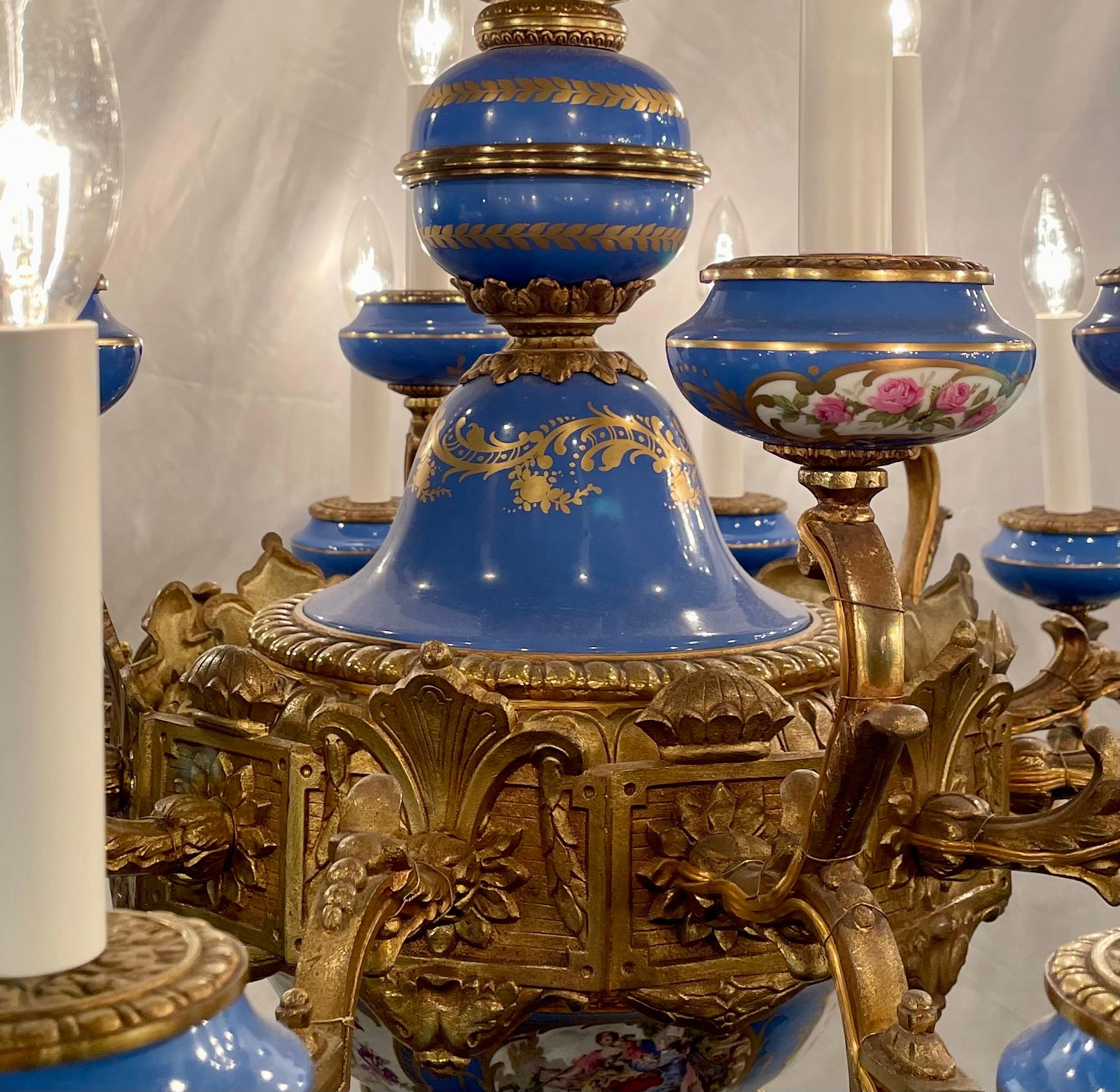 20ième siècle Lustre ancien en porcelaine bleue de Sèvres et bronze doré, Circa 1920-1930. en vente