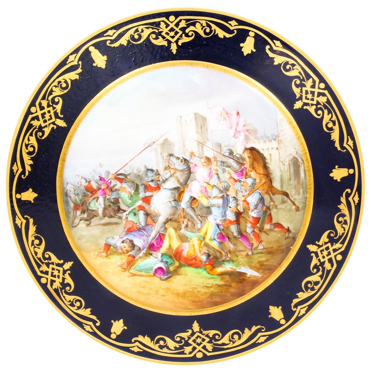 Assiette d'armoire française ancienne de Sèvres représentant une scène de bataille médiévale, 19ème siècle