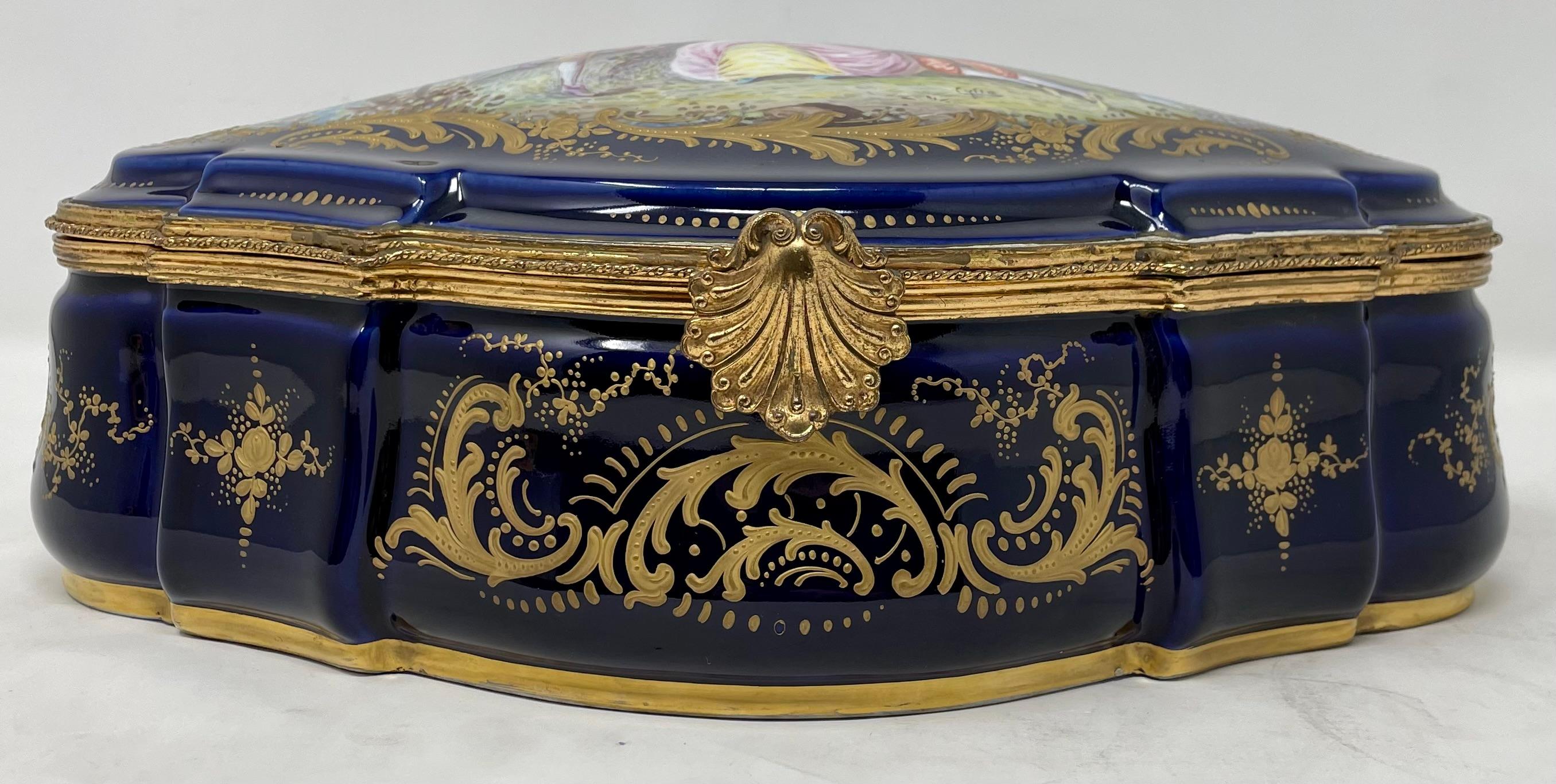 Boîte ancienne en porcelaine française de Sèvres bleu cobalt et or, vers 1900.