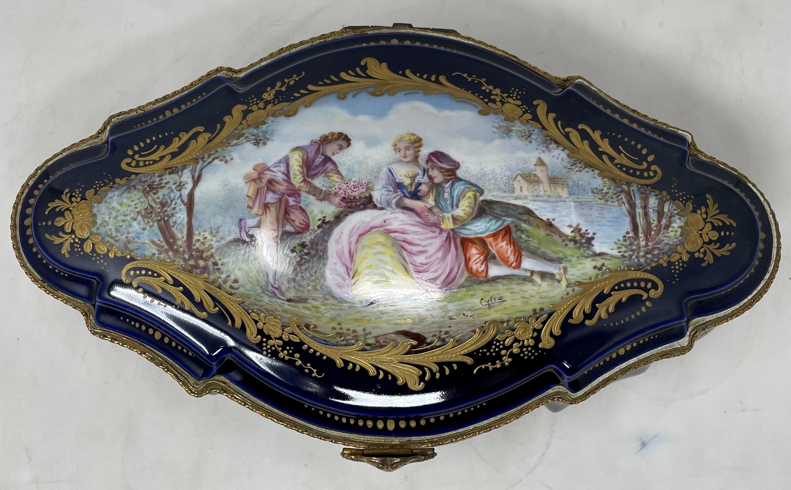 Français Boîte française ancienne en porcelaine de Sèvres bleu cobalt et or, vers 1900. en vente