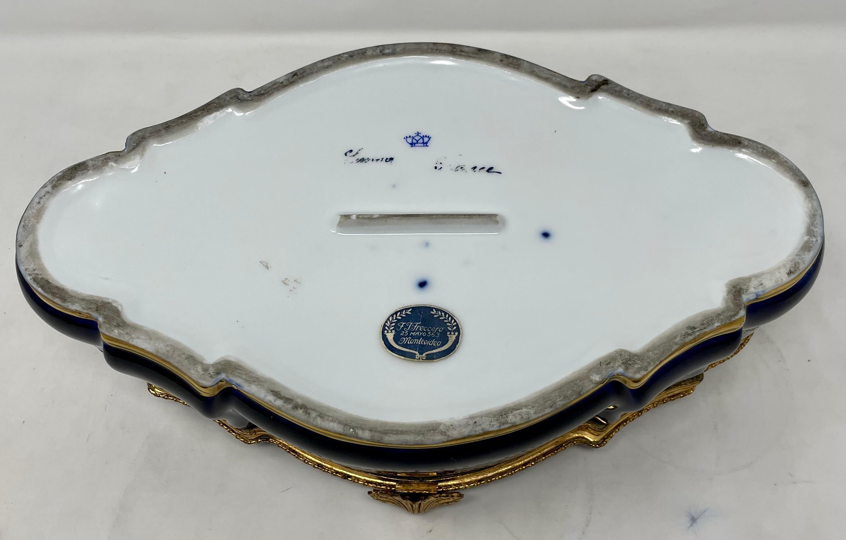 Boîte française ancienne en porcelaine de Sèvres bleu cobalt et or, vers 1900. en vente 1
