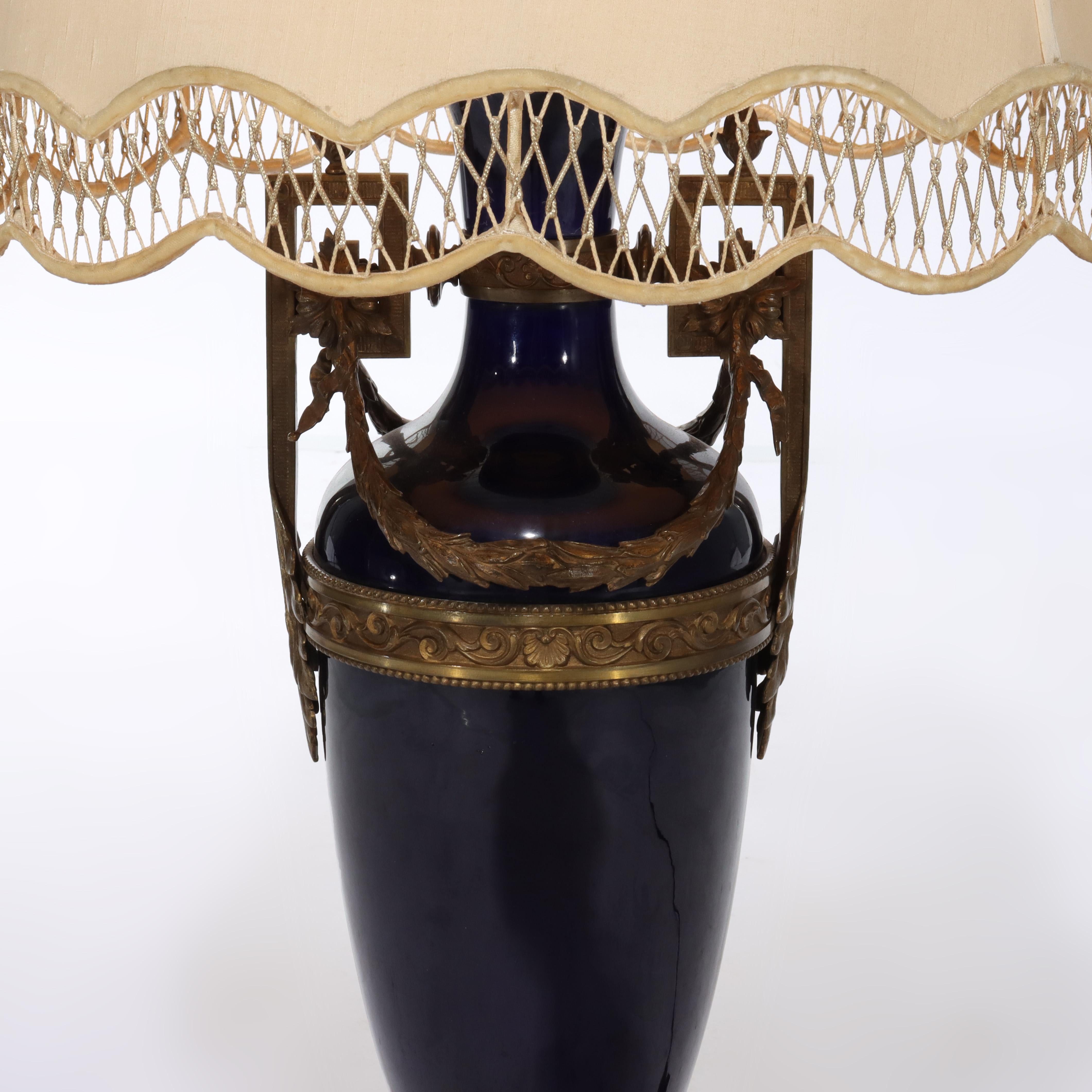 Antique French Sevres Lámpara Azul Cobalto con Recubrimiento Metálico Sin Firmar C1900
Medidas - 41,5