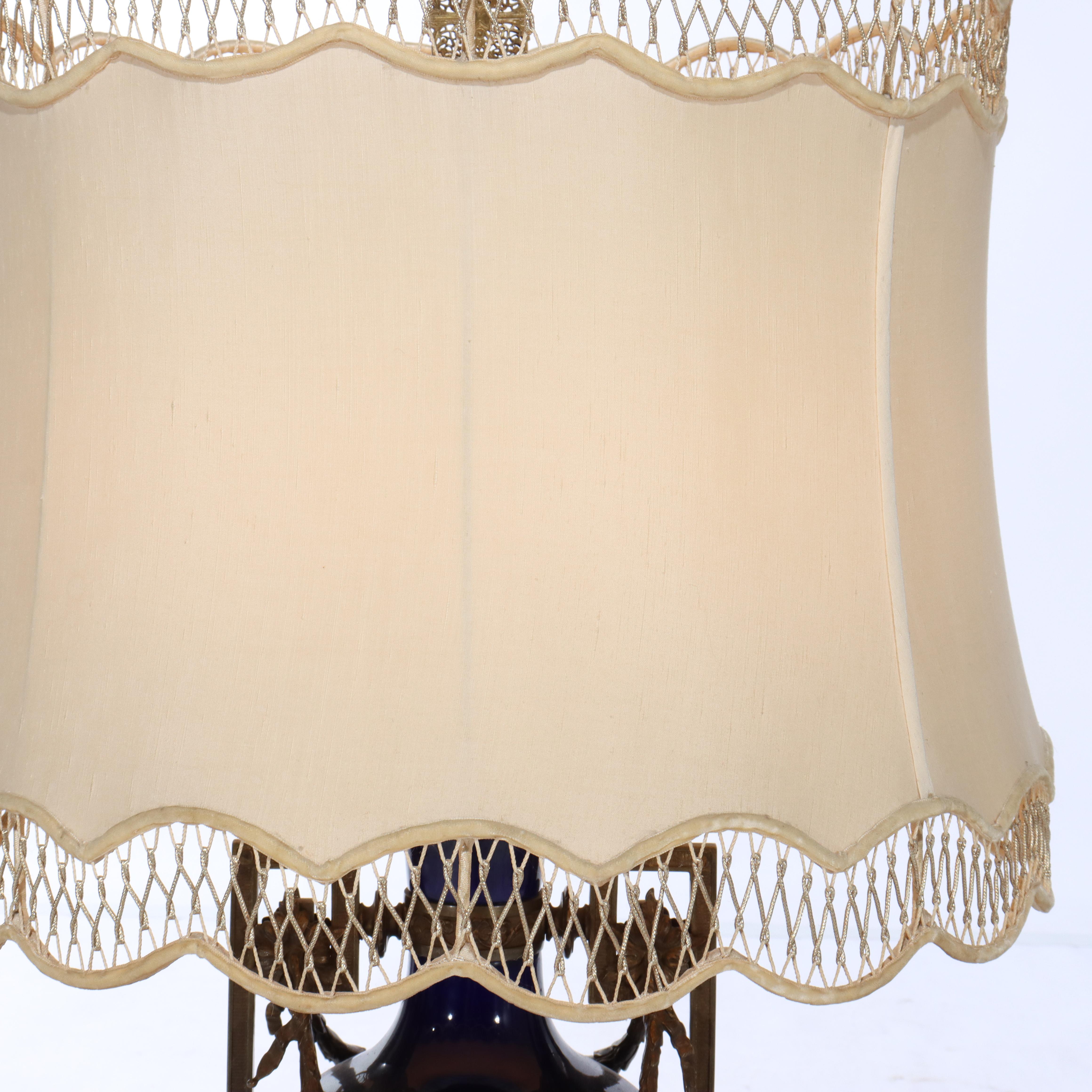 Antique French Sevres Lámpara Azul Cobalto con Recubrimiento Metálico C1900 en Bueno estado para la venta en Big Flats, NY