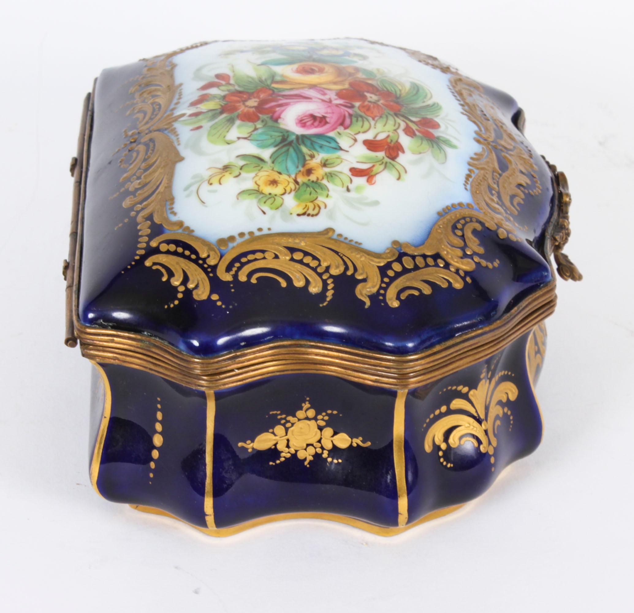 Antike französische kobaltblaue Sevres-Porzellankiste aus dem 19. Jahrhundert im Angebot 5