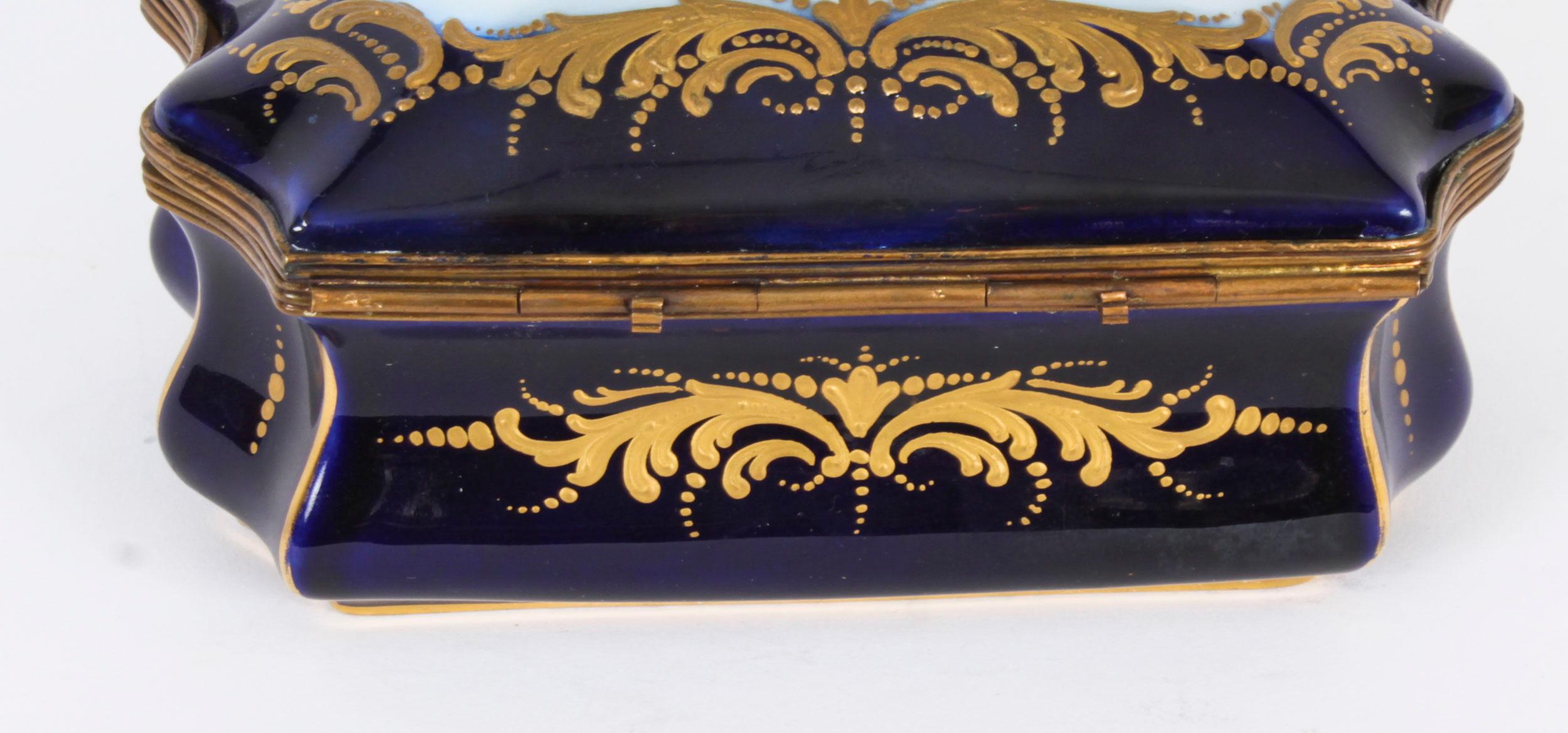 Antike französische kobaltblaue Sevres-Porzellankiste aus dem 19. Jahrhundert im Angebot 7