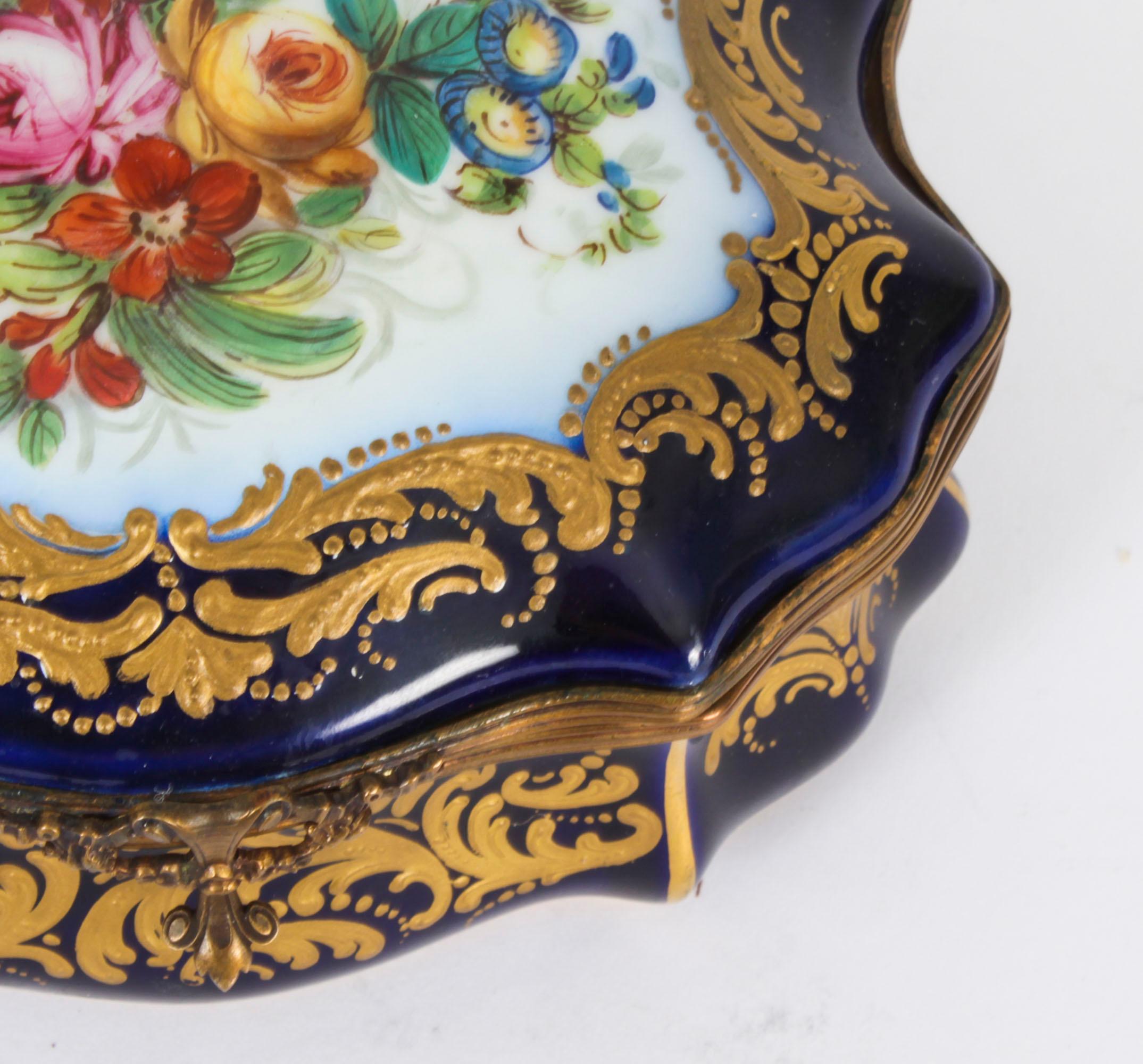 Antike französische kobaltblaue Sevres-Porzellankiste aus dem 19. Jahrhundert im Angebot 2