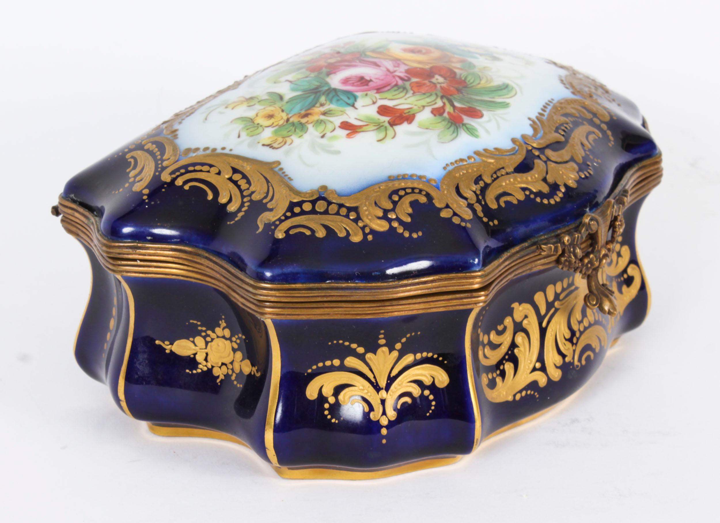 Antike französische kobaltblaue Sevres-Porzellankiste aus dem 19. Jahrhundert im Angebot 3