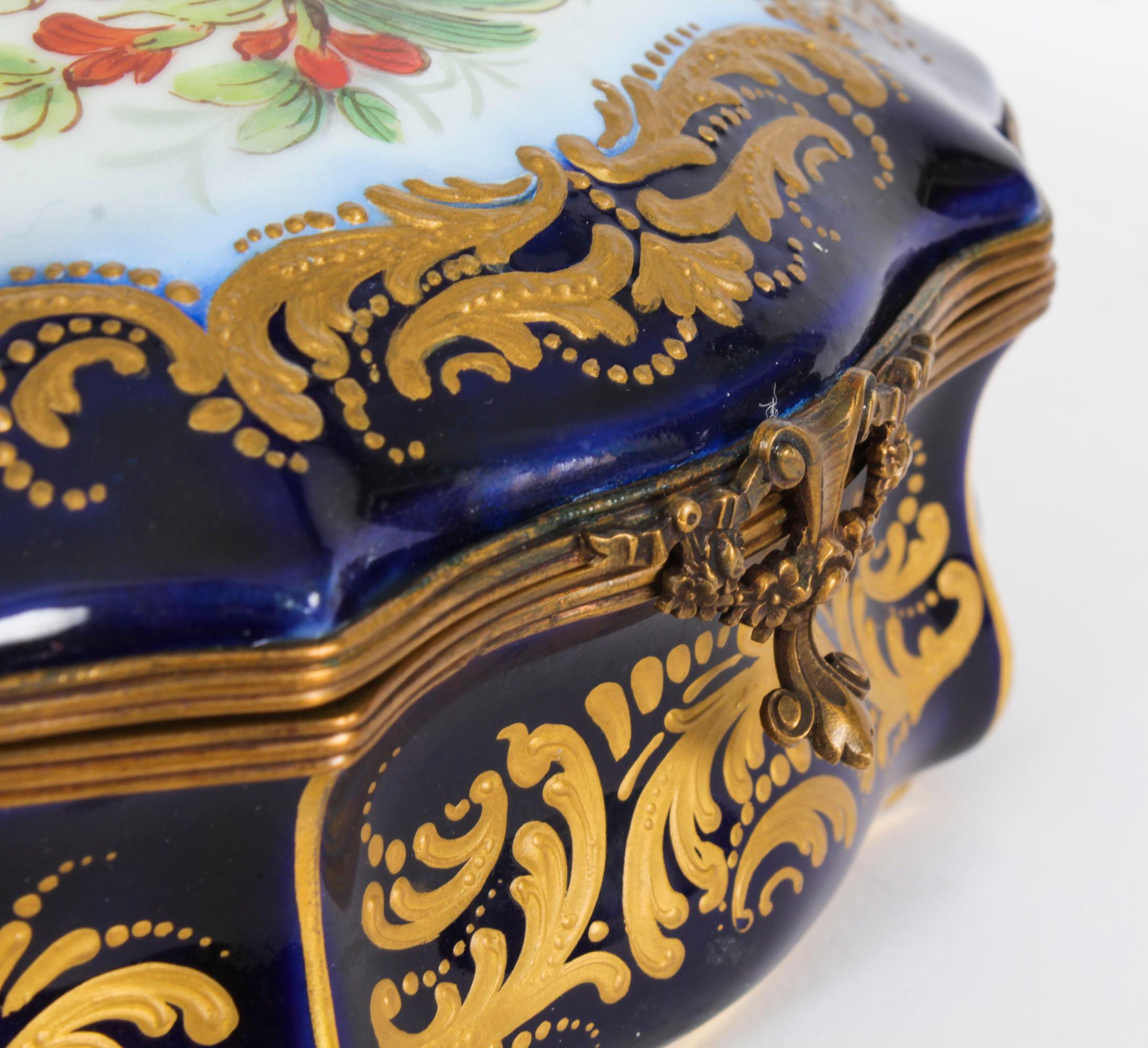 Antike französische kobaltblaue Sevres-Porzellankiste aus dem 19. Jahrhundert im Angebot 4