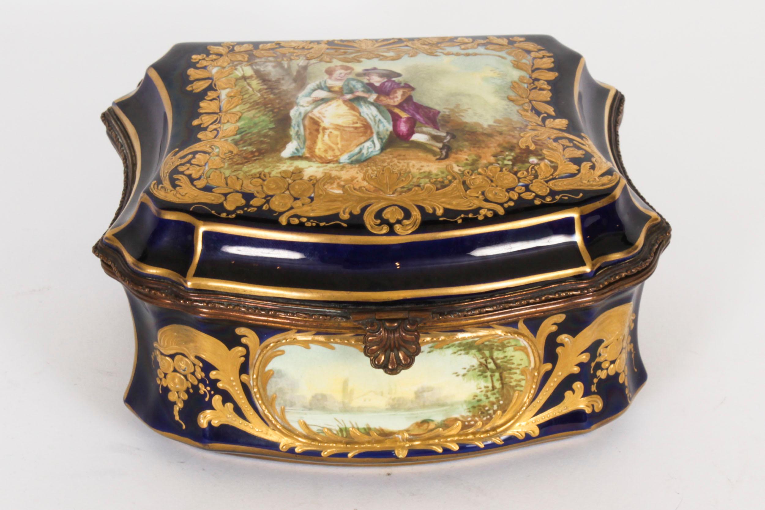 Antique French Sevres Cobalt Blue Cofre de porcelana para joyas Siglo XIX en Bueno estado para la venta en London, GB