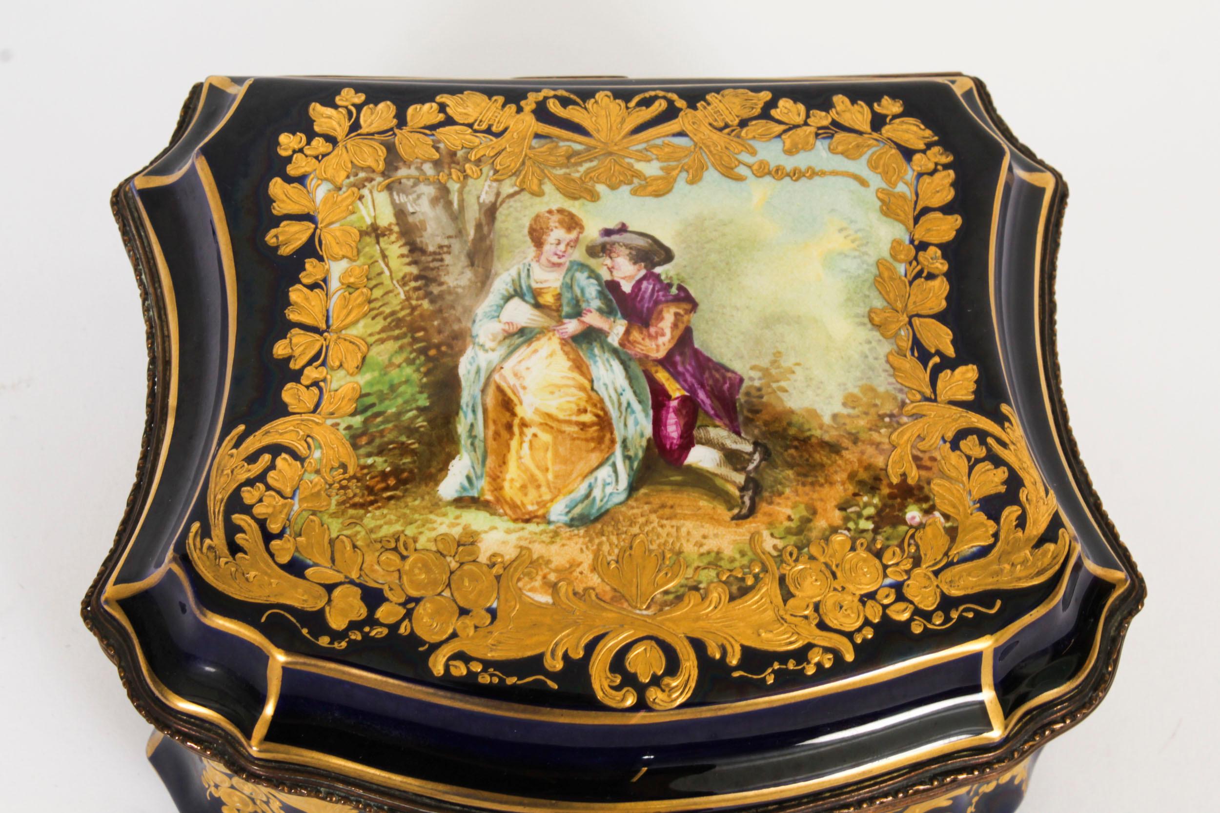 Antique French Sevres Cobalt Blue Cofre de porcelana para joyas Siglo XIX Fines del siglo XIX en venta