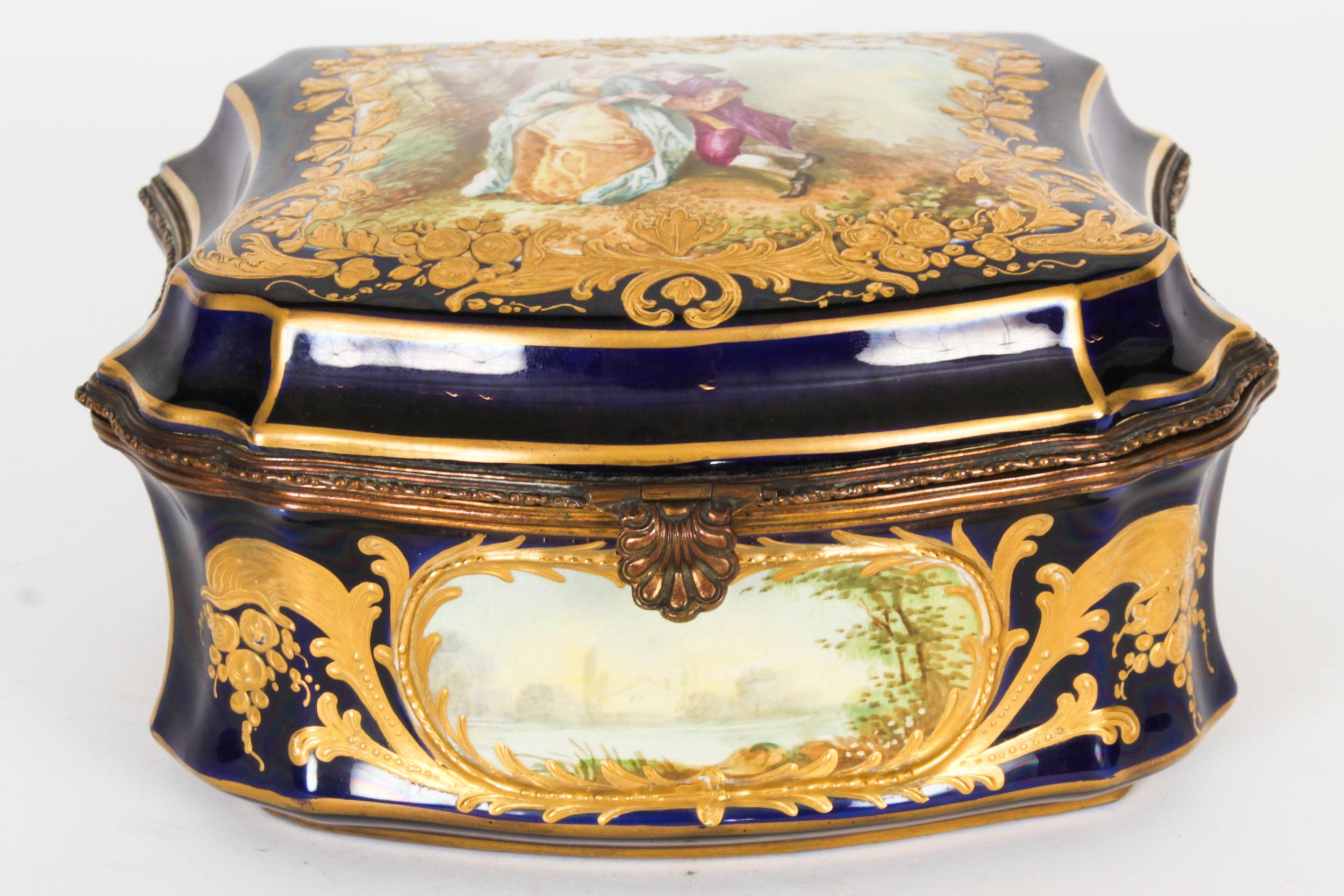Antique French Sevres Cobalt Blue Cofre de porcelana para joyas Siglo XIX Ormolú en venta