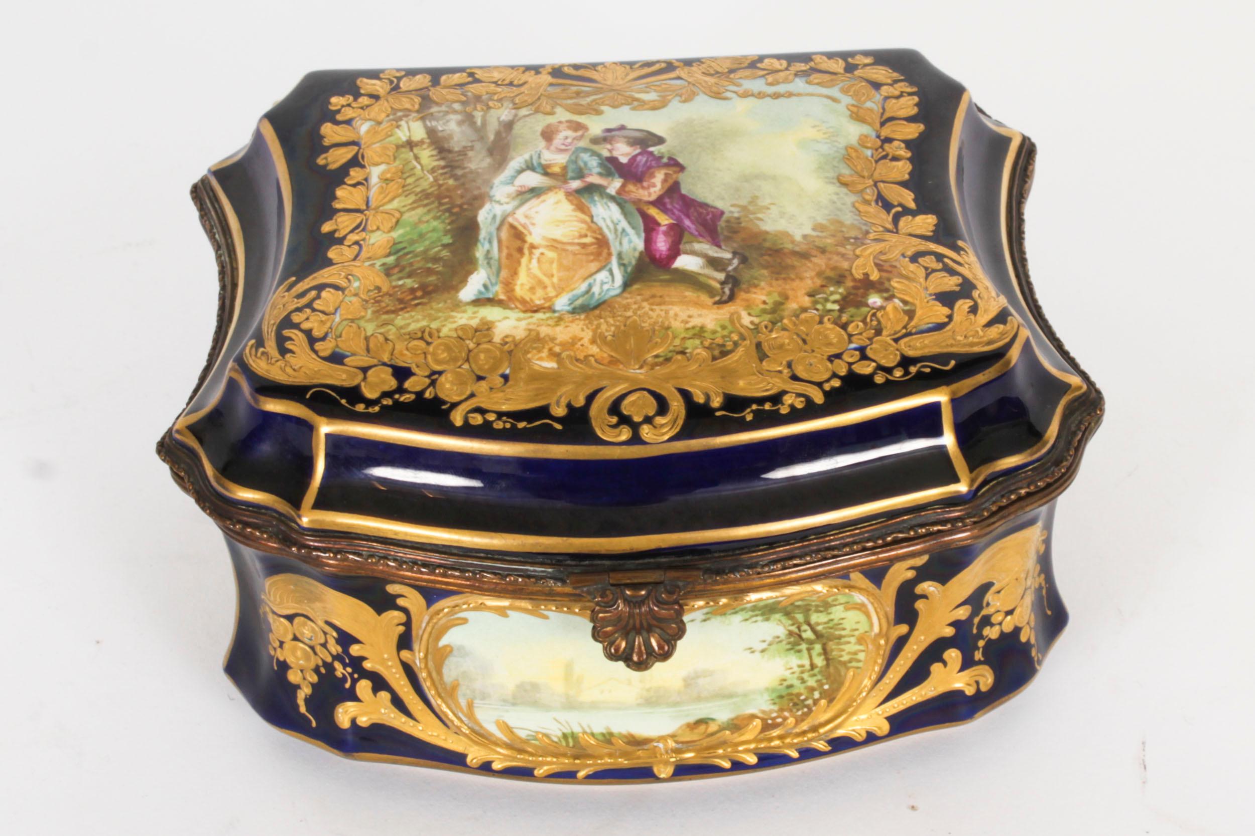 Antique French Sevres Cobalt Blue Cofre de porcelana para joyas Siglo XIX en venta 4