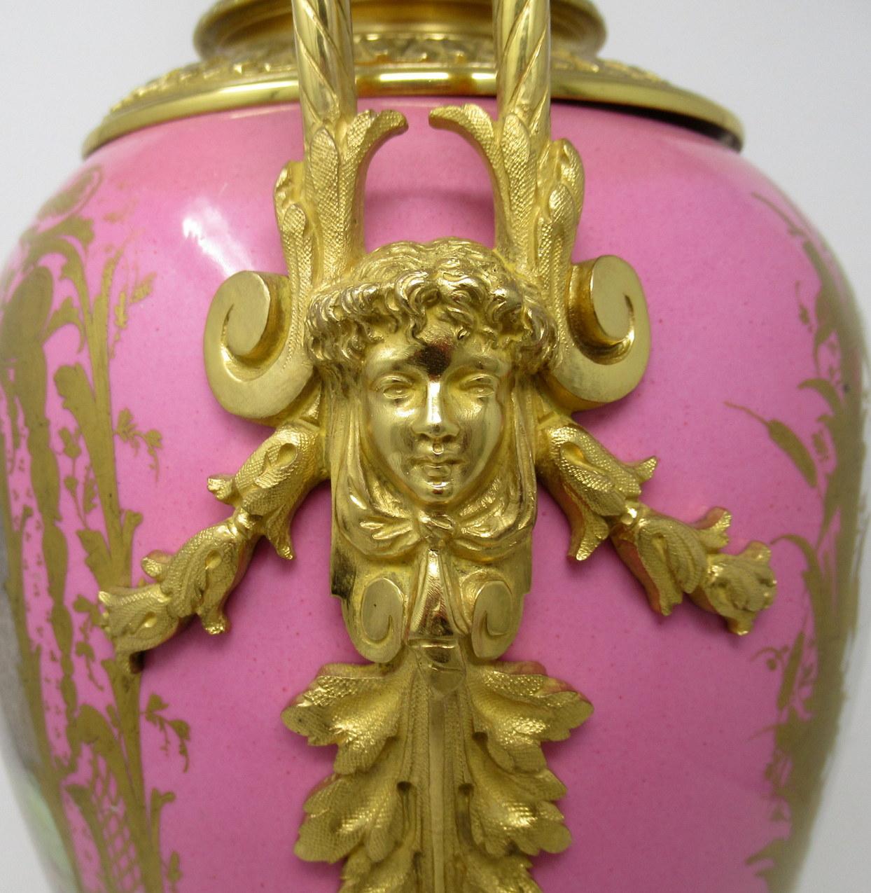 Antique French Sèvres Florero de porcelana de bronce dorado Ormolu Pompador Lámpara de mesa rosa en venta 3