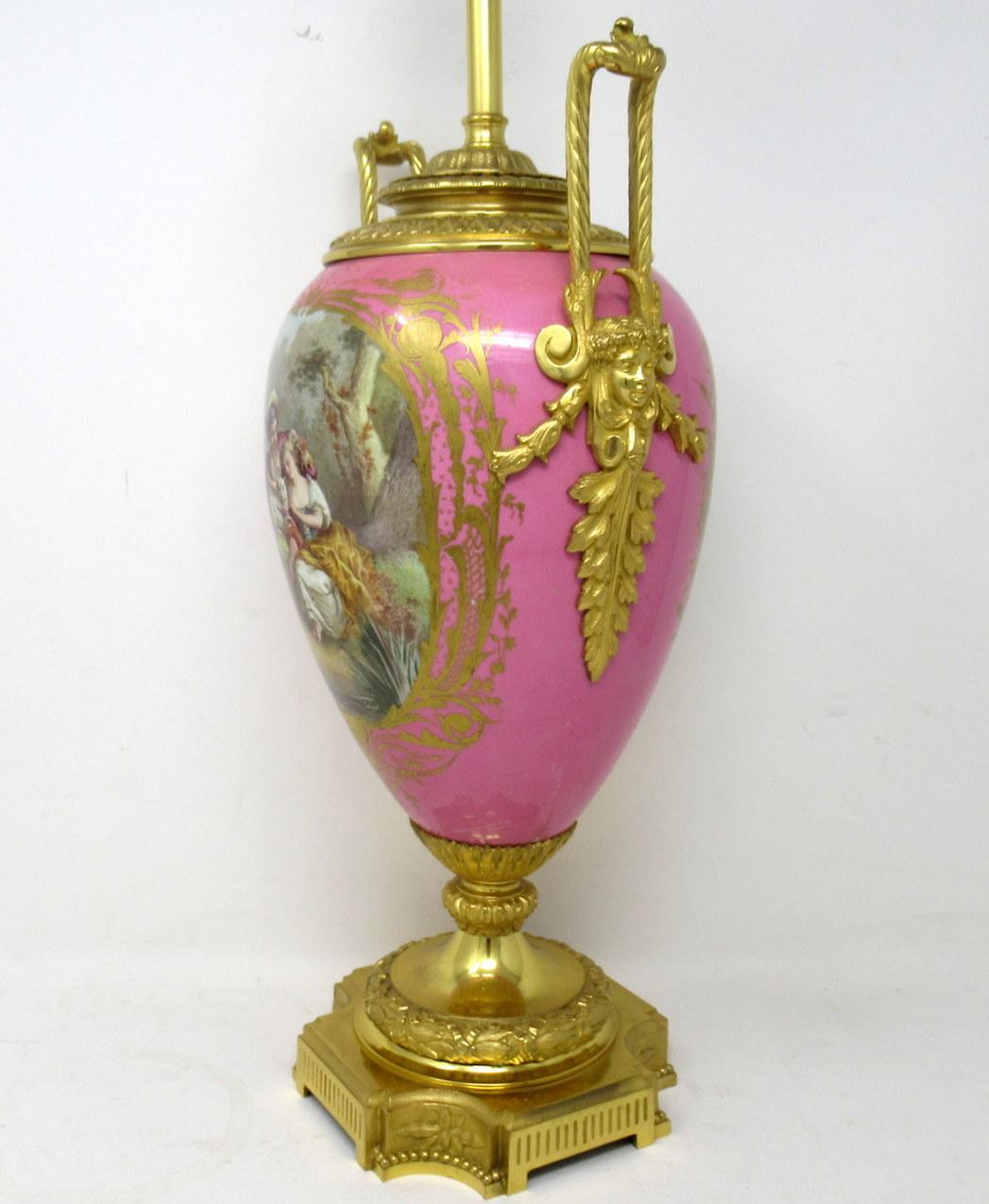 Français Lampe de table Sèvres antique française Vase en bronze doré et porcelaine Ormolu Pompador rose en vente
