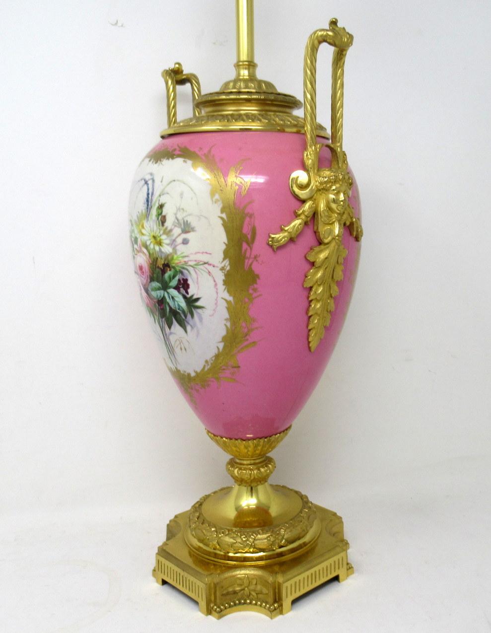 Antike französische Sèvres vergoldete Bronze Porzellan Vase Ormolu Pompador Rosa Tischlampe (19. Jahrhundert) im Angebot