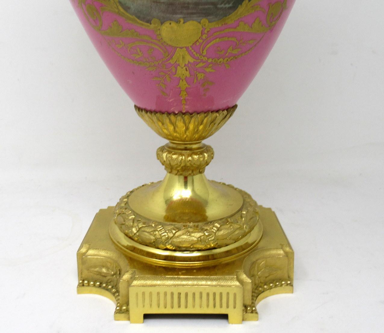 Antike französische Sèvres vergoldete Bronze Porzellan Vase Ormolu Pompador Rosa Tischlampe (Keramik) im Angebot