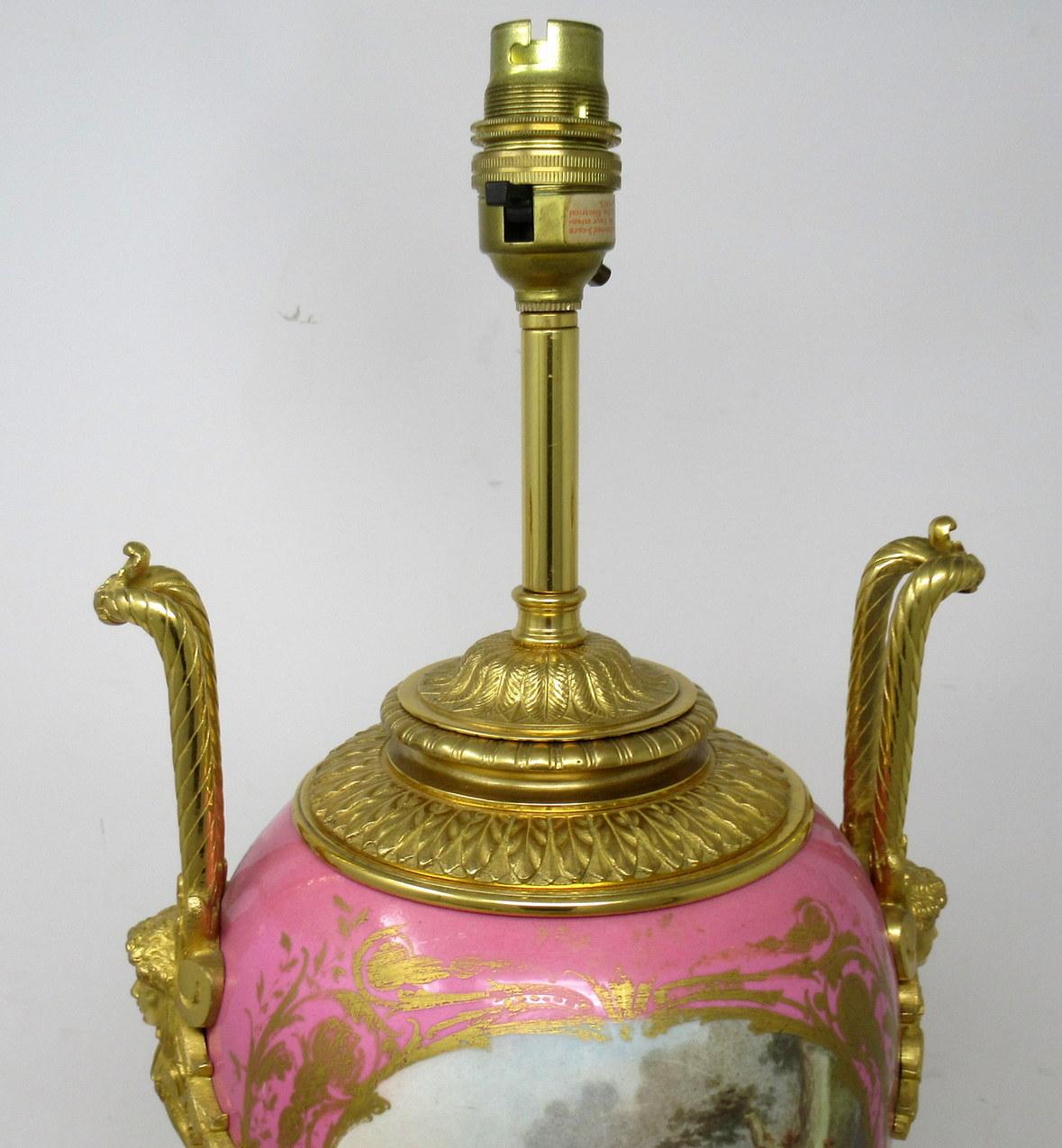 Antike französische Sèvres vergoldete Bronze Porzellan Vase Ormolu Pompador Rosa Tischlampe im Angebot 2