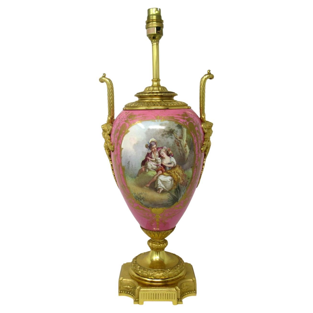 Antike französische Sèvres vergoldete Bronze Porzellan Vase Ormolu Pompador Rosa Tischlampe im Angebot