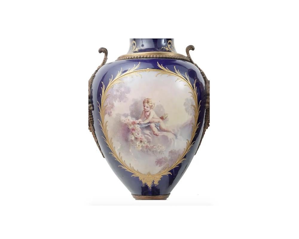 Doré Vases français anciens en porcelaine de Sèvres en bronze doré en vente
