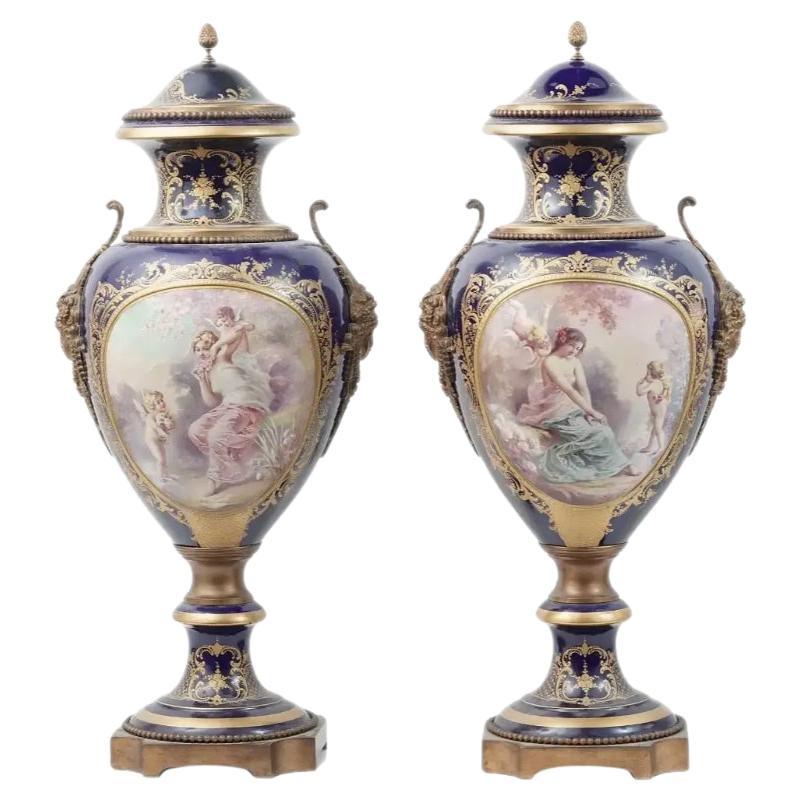 Vases français anciens en porcelaine de Sèvres en bronze doré en vente