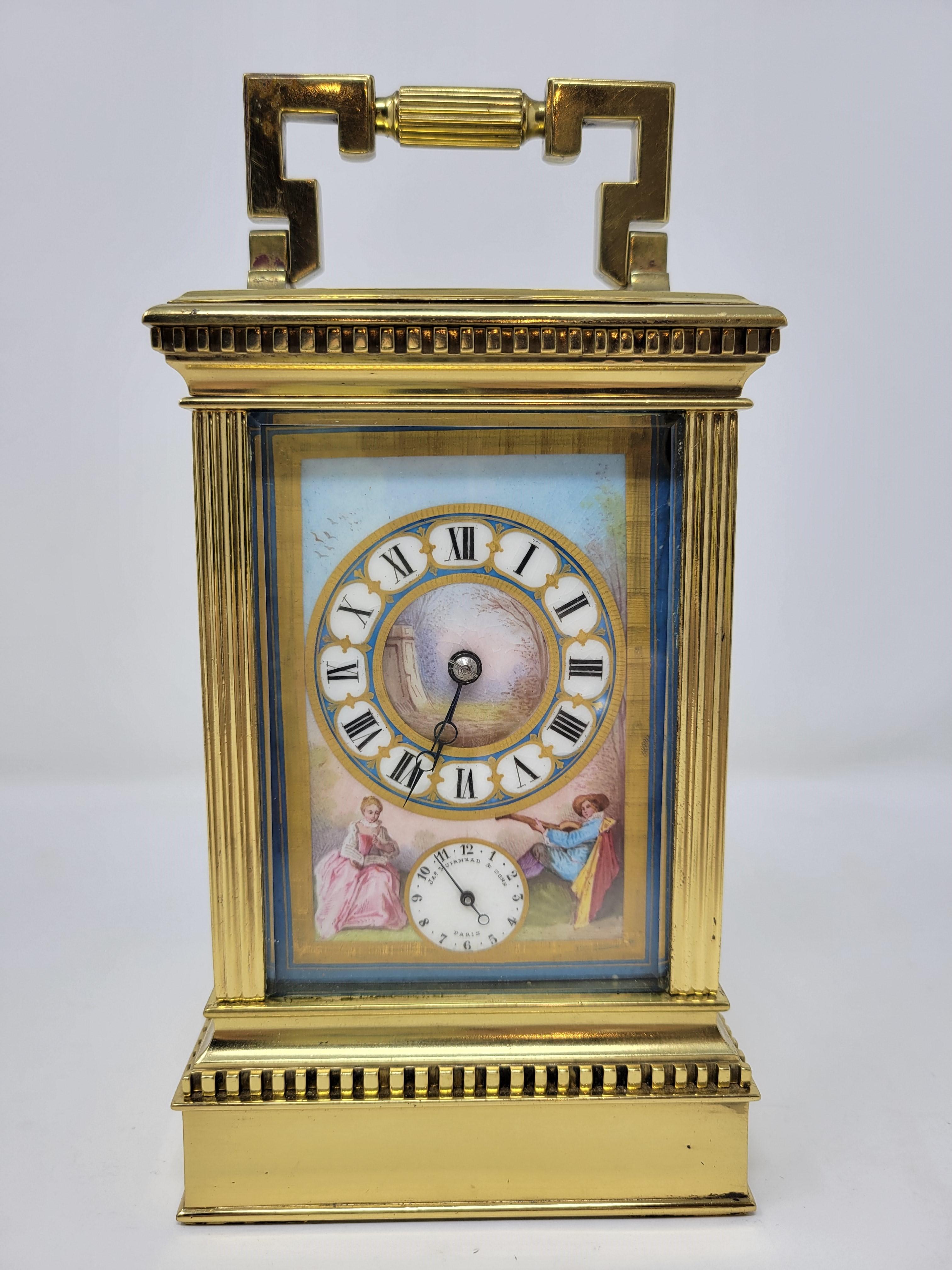 Il s'agit d'une merveilleuse petite horloge à carrosse qui sonne et possède une alarme. 
Il a été fabriqué par James Muirhead à Paris, vers 1880.