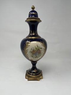 Antiguas Urnas de Porcelana de Sevres Francesas Pintadas a Mano y Doradas - Set de 2