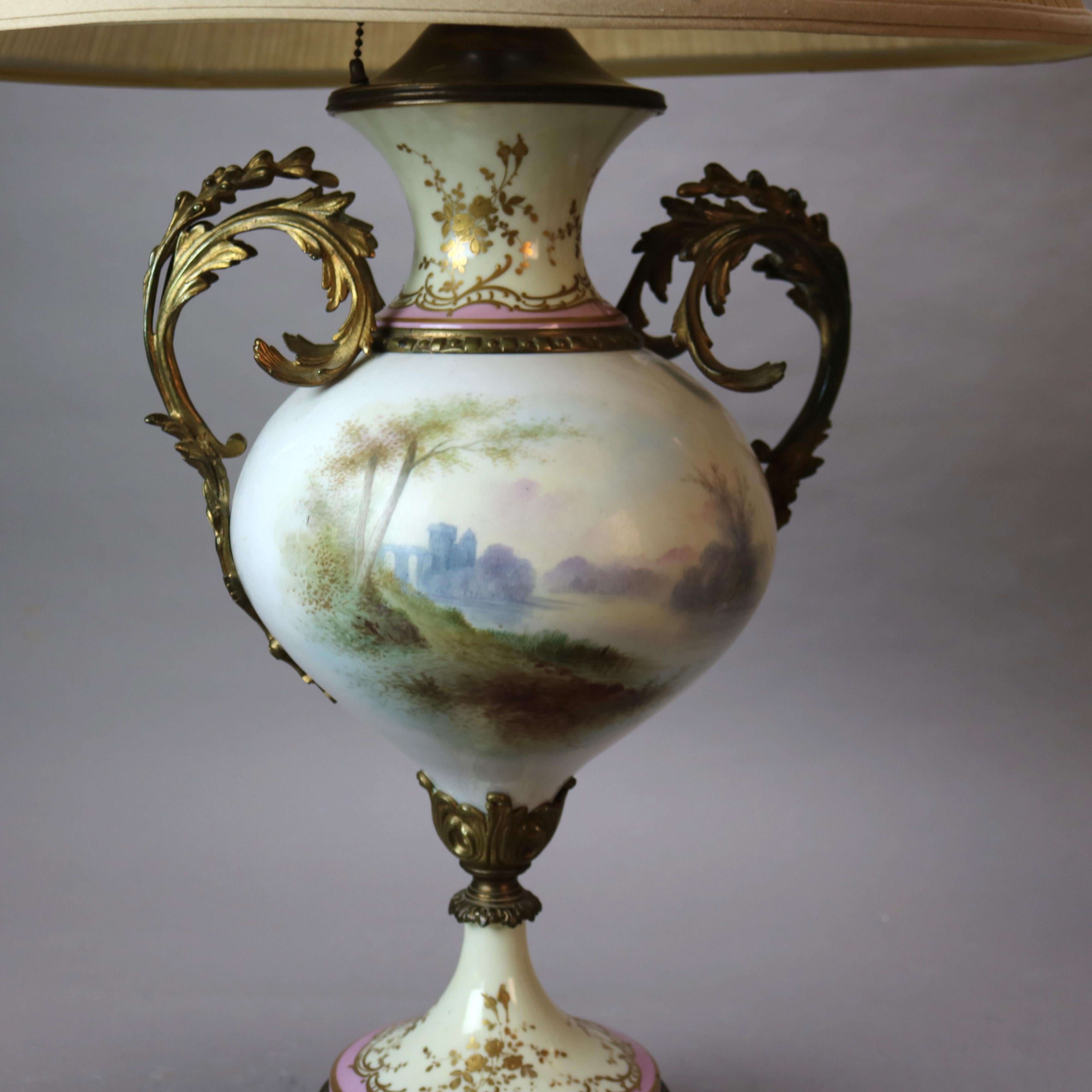 Lampe ancienne en porcelaine peinte à la main et bronze doré de Sèvres avec scènes de cour et de paysage C1880

Mesures - 35 1/2