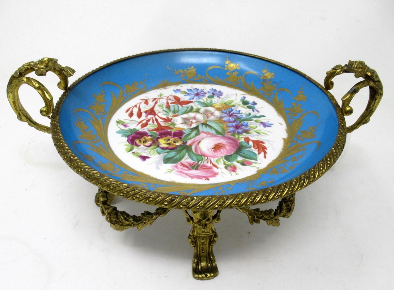 Français Antique plat à assiette de cabinet Tazza en porcelaine dorée de Sèvres en bronze doré et bronze doré en vente