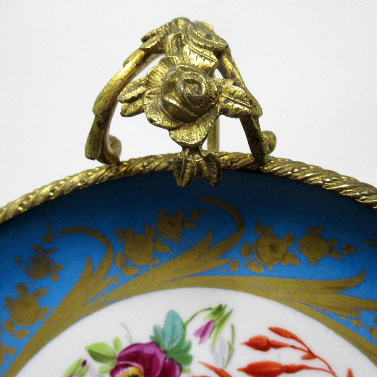 Antike französische Sevres Goldbronze vergoldete Bronze Dore Porzellan Tazza Schrank Teller Schale (Keramik) im Angebot