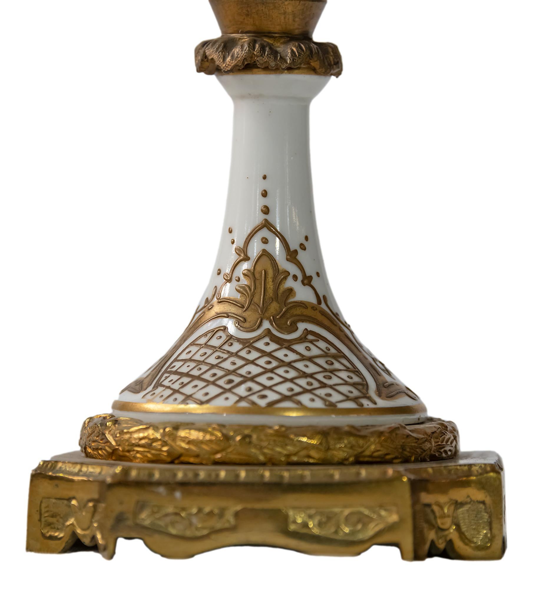 Bronzo Antique French Sèvres Vaso con coperchio in porcellana e bronzo in vendita