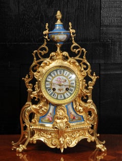 Pendule française ancienne en porcelaine de Sèvres et bronze doré
