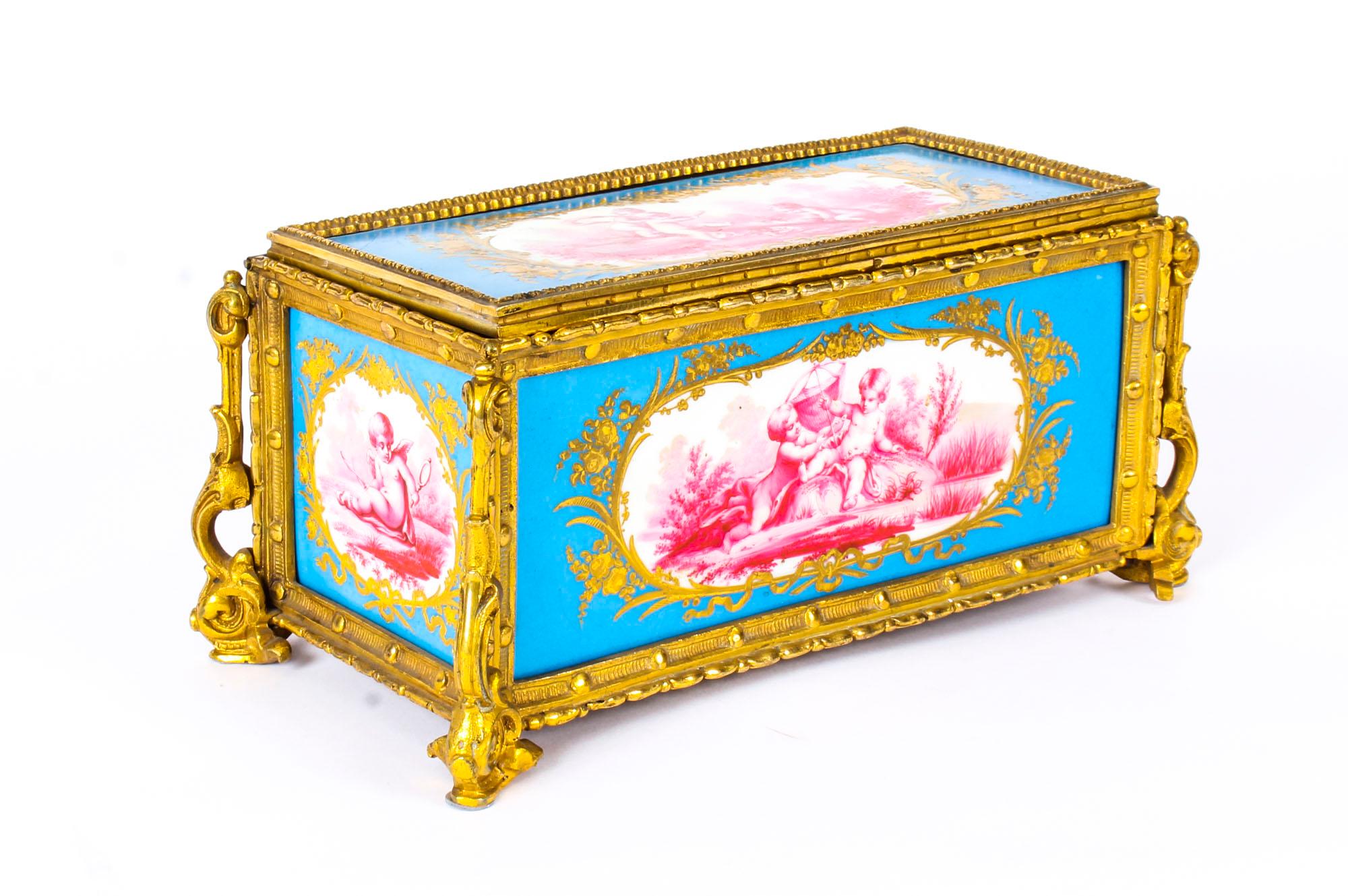 Antique French Sevres Porcelain and Ormolu Jewelry Casket, XIX secolo in vendita 8