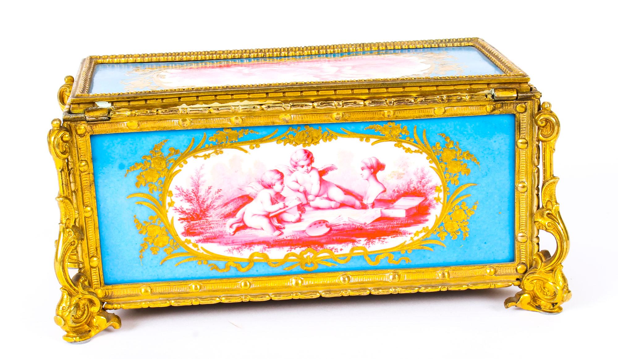 Porcelaine Coffret à bijoux ancien en porcelaine de Sèvres et ormolu:: 19e siècle en vente