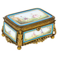 Antike französische Sevres-Porzellan- und Goldbronze-Schmuckdose aus dem 19. Jahrhundert 