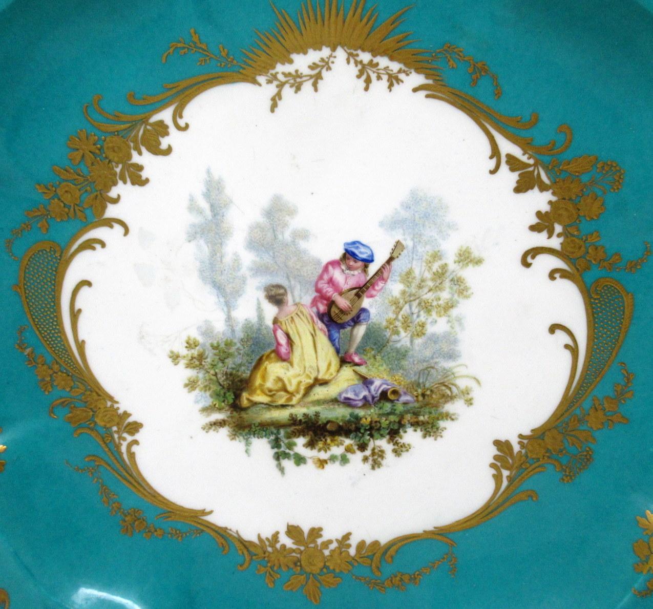 Victorien Centre de table en porcelaine de Sèvres ancienne, bleu céleste et dorée, 19C en vente
