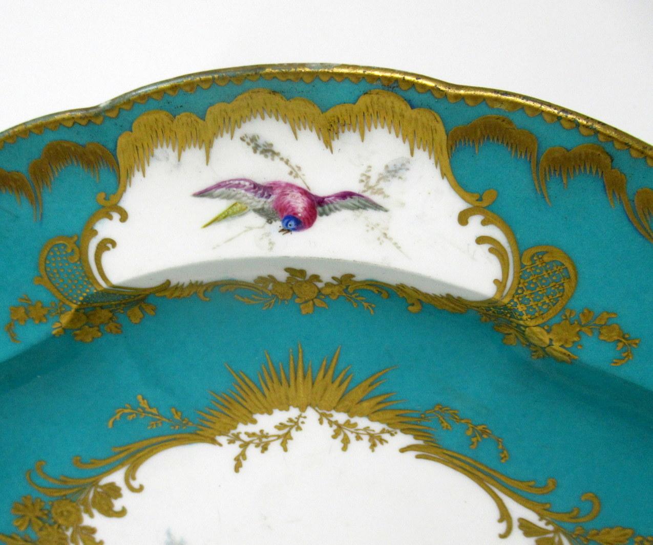 Victorien Centre de table en porcelaine de Sèvres ancienne, bleu céleste et dorée, 19C en vente